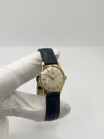 Montre femme Omega Classic vintage de 1961 en plaqué or, équipée d’un mouvement à remontage manuel. Boîtier de 25 mm avec cadran blanc à index bâtons sous verre plexiglas. Bracelet en cuir noir avec boucle ardillon en acier. Montre d’occasion en très bon état, présentant de légères micro-rayures non perceptibles au toucher. Révisée en avril 2026, sans coffret ni papiers d’origine, disponible en stock à Paris.
