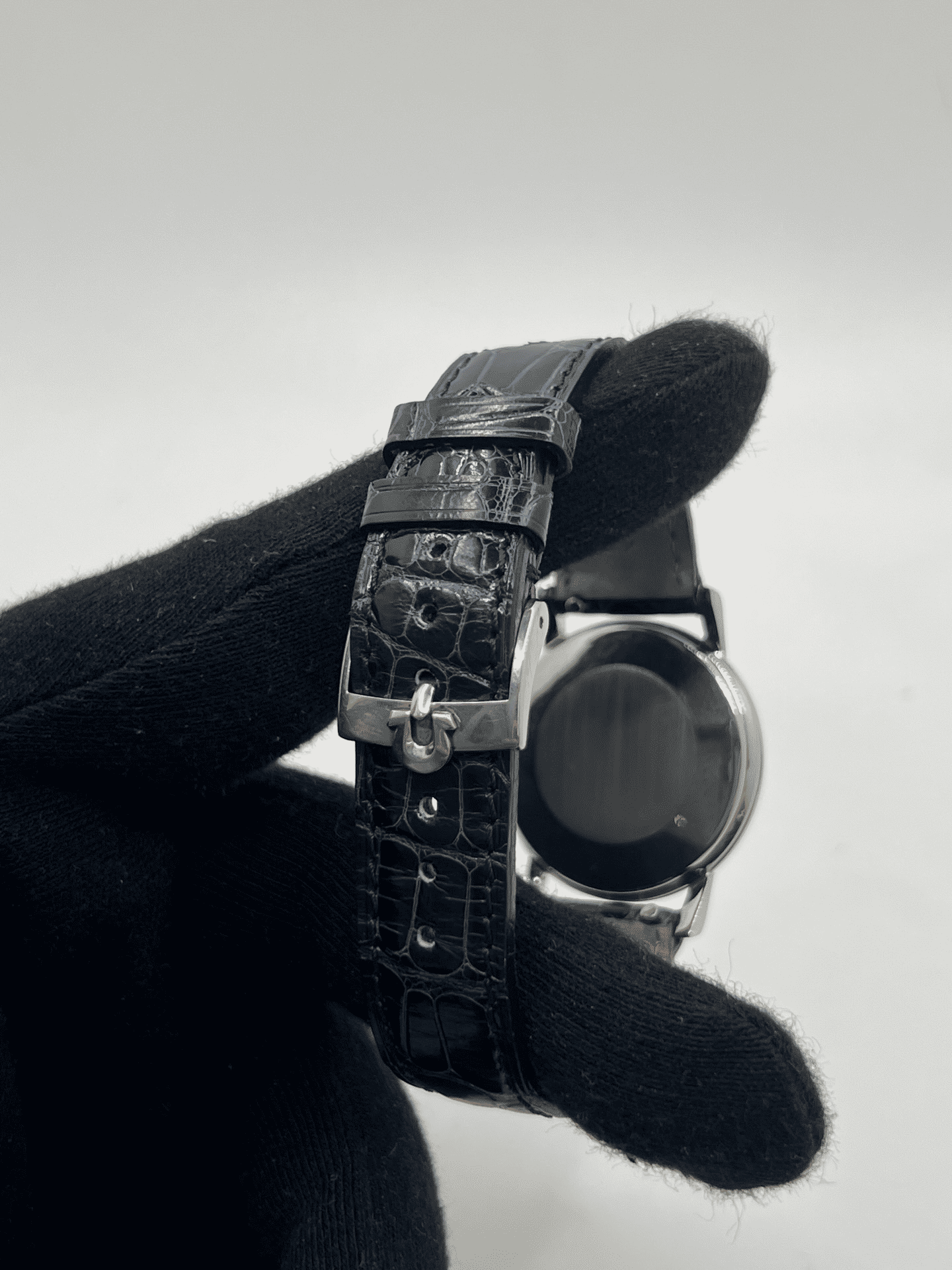 Découvrez l’Omega Classic Vintage 33 mm, une montre de collection alliant charme rétro et élégance intemporelle. Avec son design raffiné et son format discret, cette Omega au style vintage séduit les amateurs d’horlogerie classique. Une pièce d’exception, idéale pour sublimer votre poignet et compléter une collection prestigieuse.