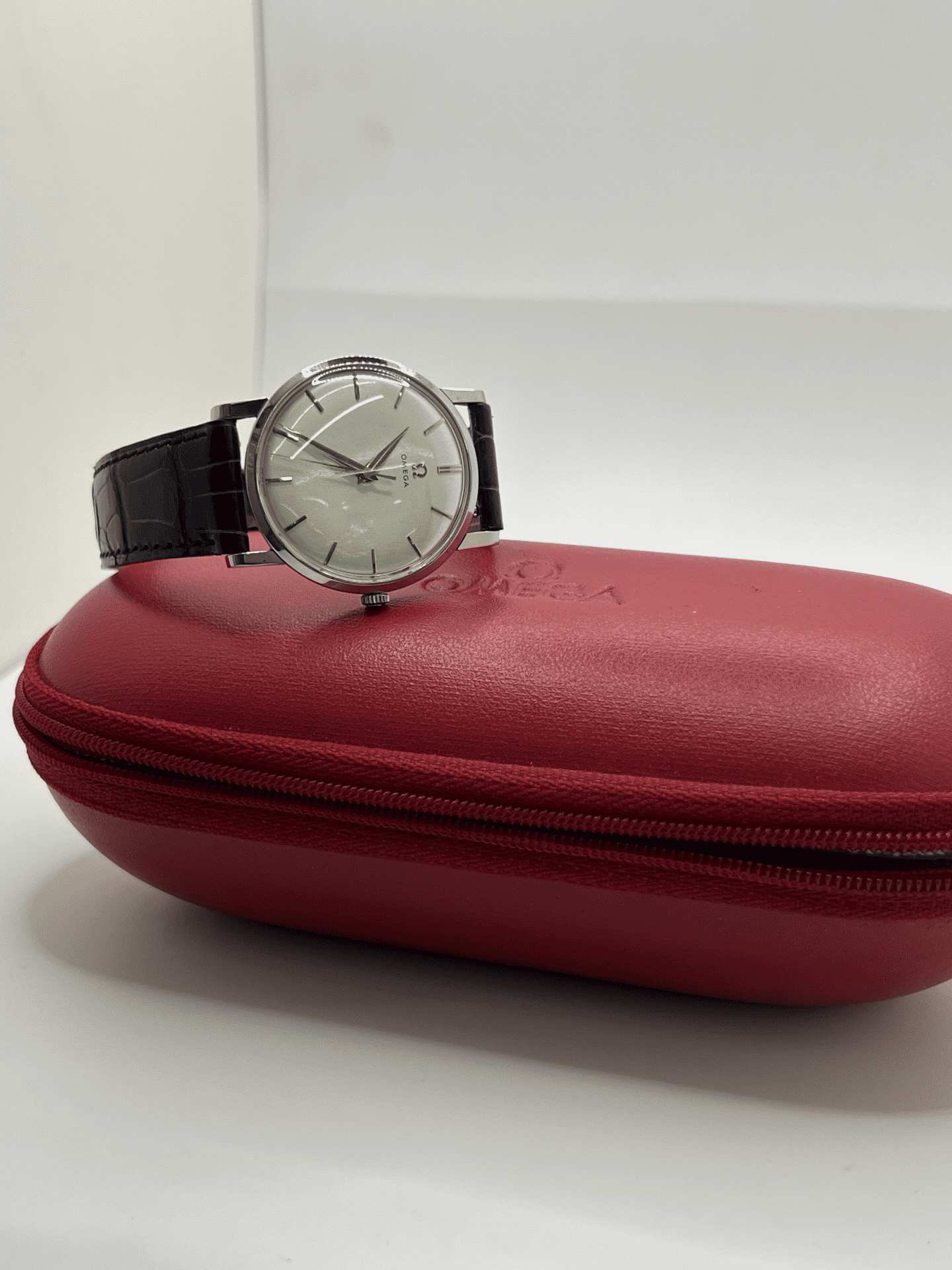 Découvrez l’Omega Classic Vintage 33 mm, une montre de collection alliant charme rétro et élégance intemporelle. Avec son design raffiné et son format discret, cette Omega au style vintage séduit les amateurs d’horlogerie classique. Une pièce d’exception, idéale pour sublimer votre poignet et compléter une collection prestigieuse.