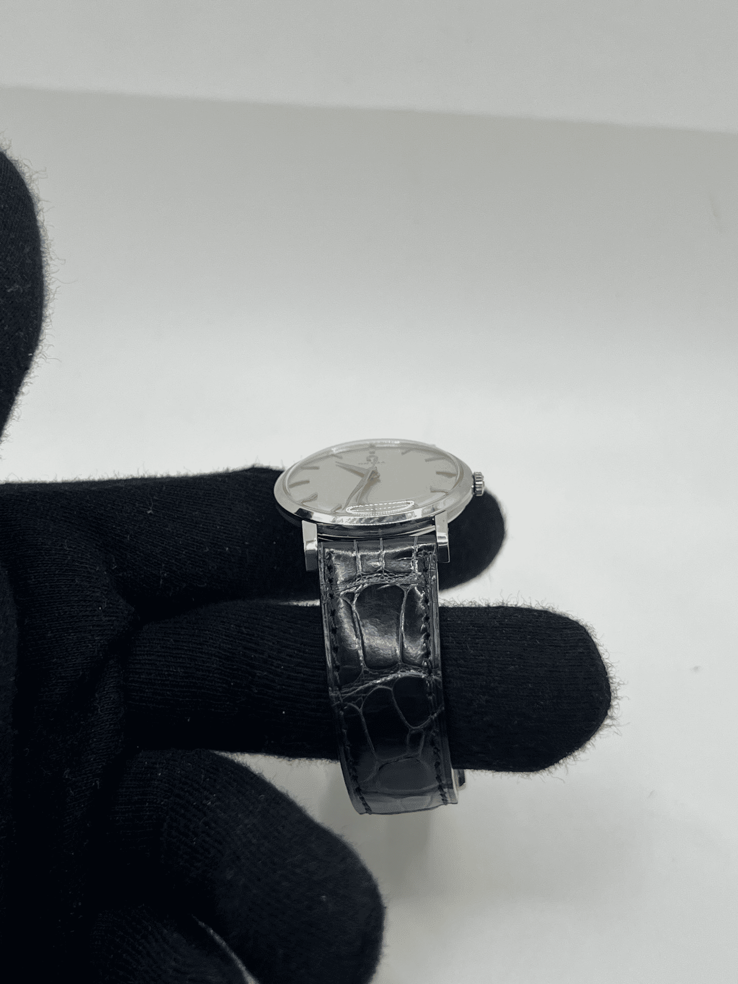 Découvrez l’Omega Classic Vintage 33 mm, une montre de collection alliant charme rétro et élégance intemporelle. Avec son design raffiné et son format discret, cette Omega au style vintage séduit les amateurs d’horlogerie classique. Une pièce d’exception, idéale pour sublimer votre poignet et compléter une collection prestigieuse.