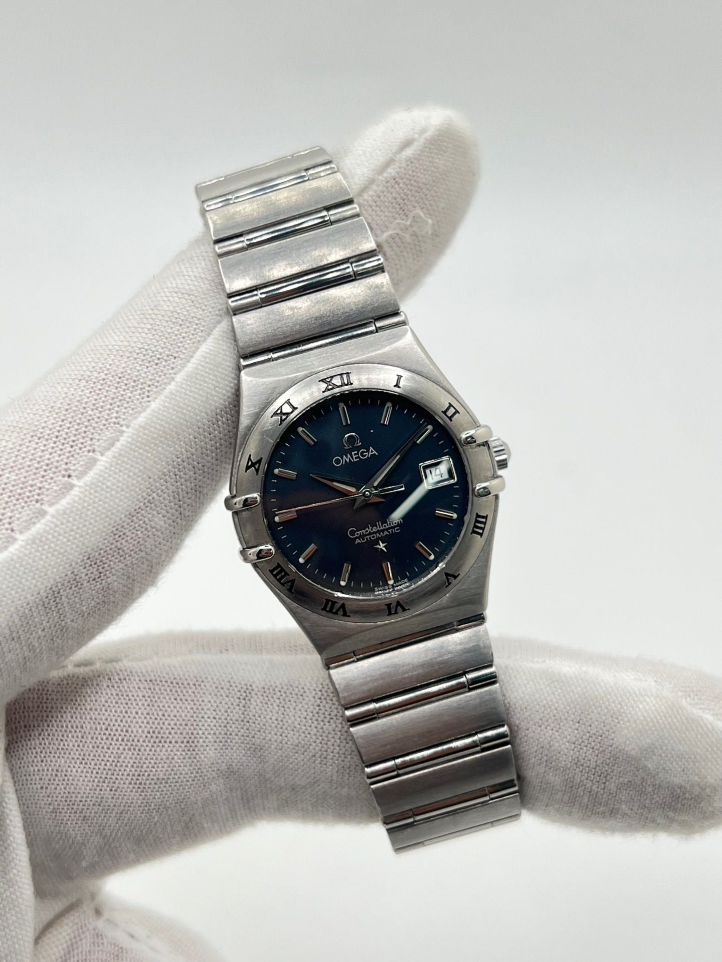 Découvrez l’Omega Constellation automatique 25 mm, une montre de luxe alliant élégance et précision. Ce garde-temps iconique séduit par son design raffiné et son mouvement automatique fiable. Idéal pour les passionnés d’horlogerie, ce modèle symbolise le savoir-faire suisse et reste un investissement intemporel pour toute collection.