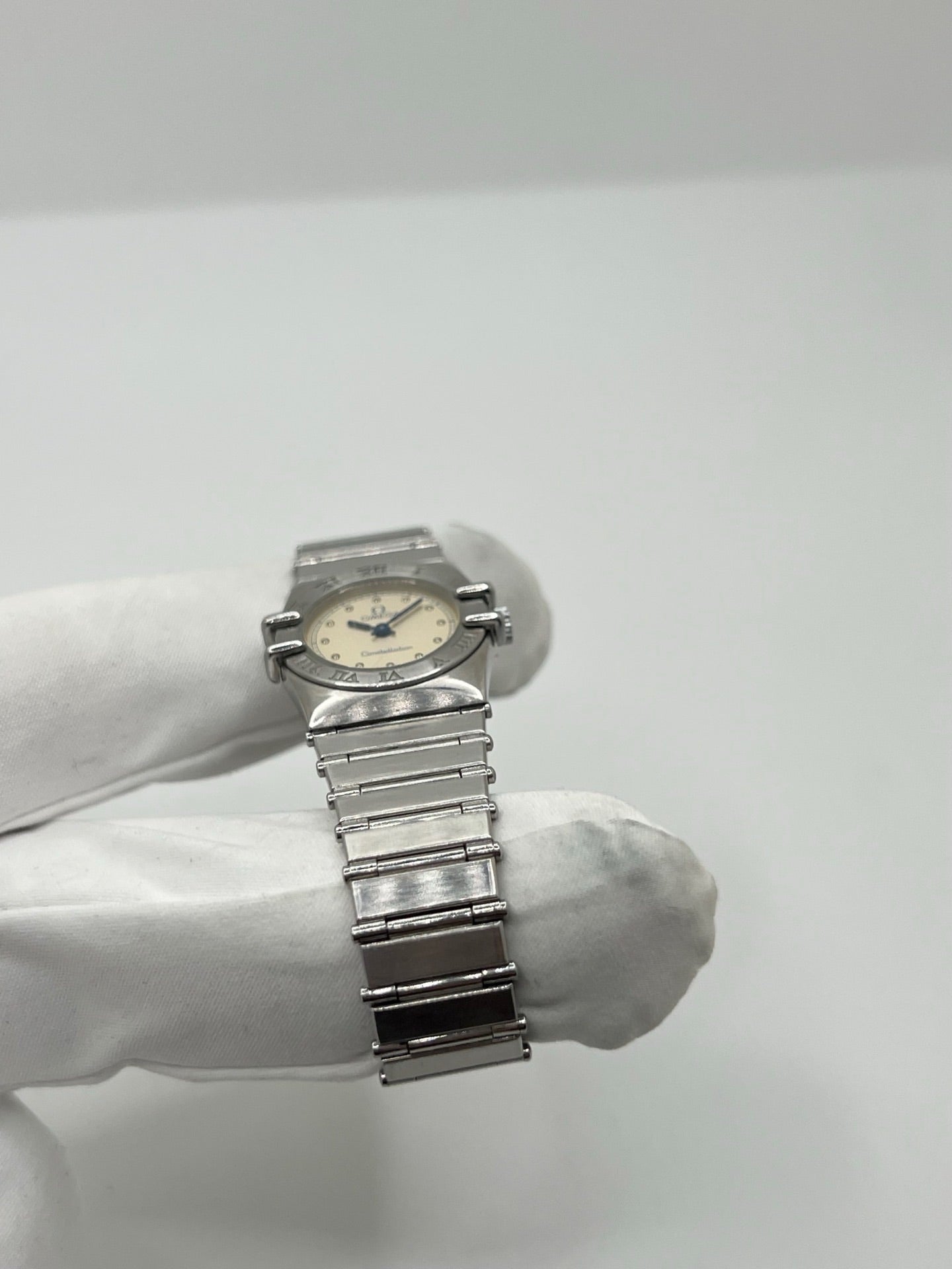 Montre Omega Constellation Quartz réf. 795.0876, modèle femme vintage en acier, mouvement quartz précis, boîtier et bracelet acier inoxydable, cadran argent massif sans chiffres, verre saphir. Dimensions 23 x 26 mm. Année 1985, état très bon avec légères traces d’usage peu visibles. Montre de luxe d’occasion, révisée en interne le 23 avril 2026. Sans boîte ni papiers d’origine, disponible à Paris. Pièce d’horlogerie suisse de collection Constellation.
