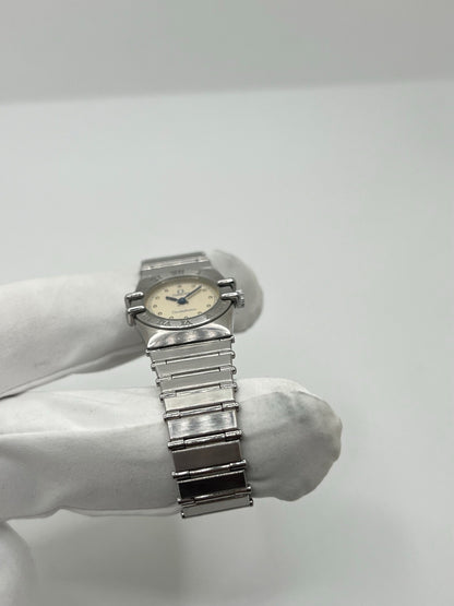 Montre Omega Constellation Quartz réf. 795.0876, modèle femme vintage en acier, mouvement quartz précis, boîtier et bracelet acier inoxydable, cadran argent massif sans chiffres, verre saphir. Dimensions 23 x 26 mm. Année 1985, état très bon avec légères traces d’usage peu visibles. Montre de luxe d’occasion, révisée en interne le 23 avril 2026. Sans boîte ni papiers d’origine, disponible à Paris. Pièce d’horlogerie suisse de collection Constellation.
