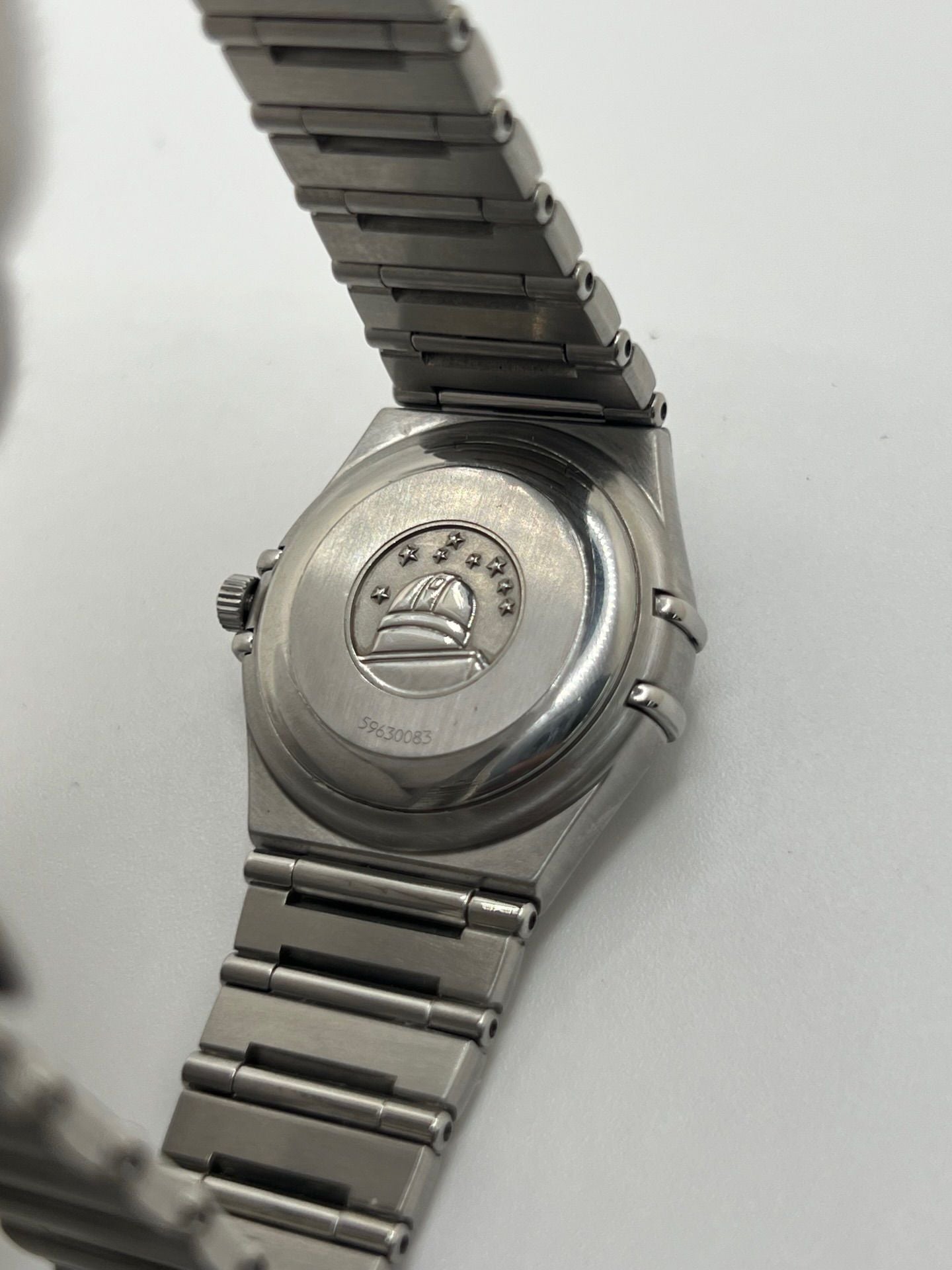 Découvrez l’Omega Constellation automatique 25 mm, une montre de luxe alliant élégance et précision. Ce garde-temps iconique séduit par son design raffiné et son mouvement automatique fiable. Idéal pour les passionnés d’horlogerie, ce modèle symbolise le savoir-faire suisse et reste un investissement intemporel pour toute collection.