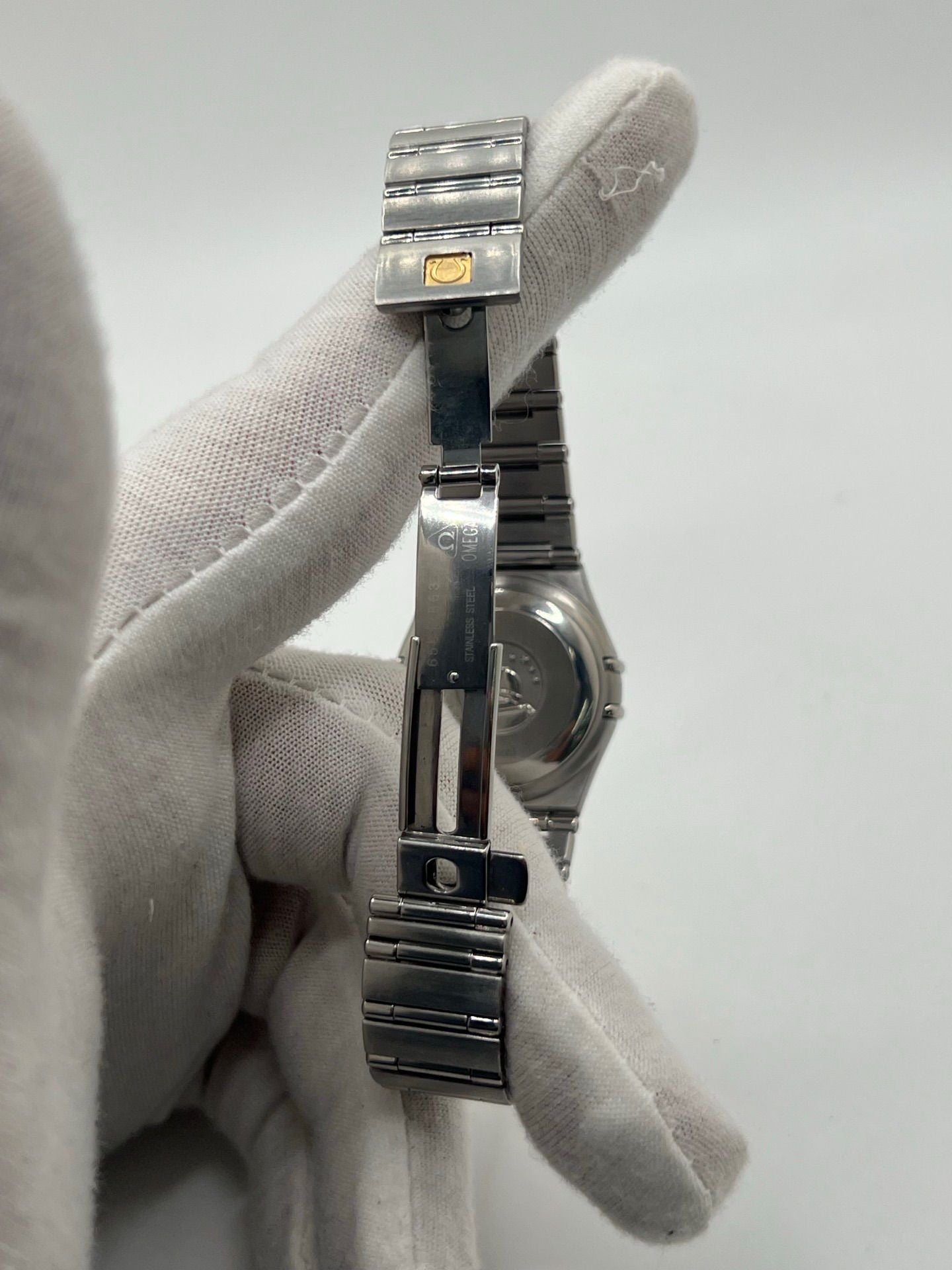 Découvrez l’Omega Constellation automatique 25 mm, une montre de luxe alliant élégance et précision. Ce garde-temps iconique séduit par son design raffiné et son mouvement automatique fiable. Idéal pour les passionnés d’horlogerie, ce modèle symbolise le savoir-faire suisse et reste un investissement intemporel pour toute collection.