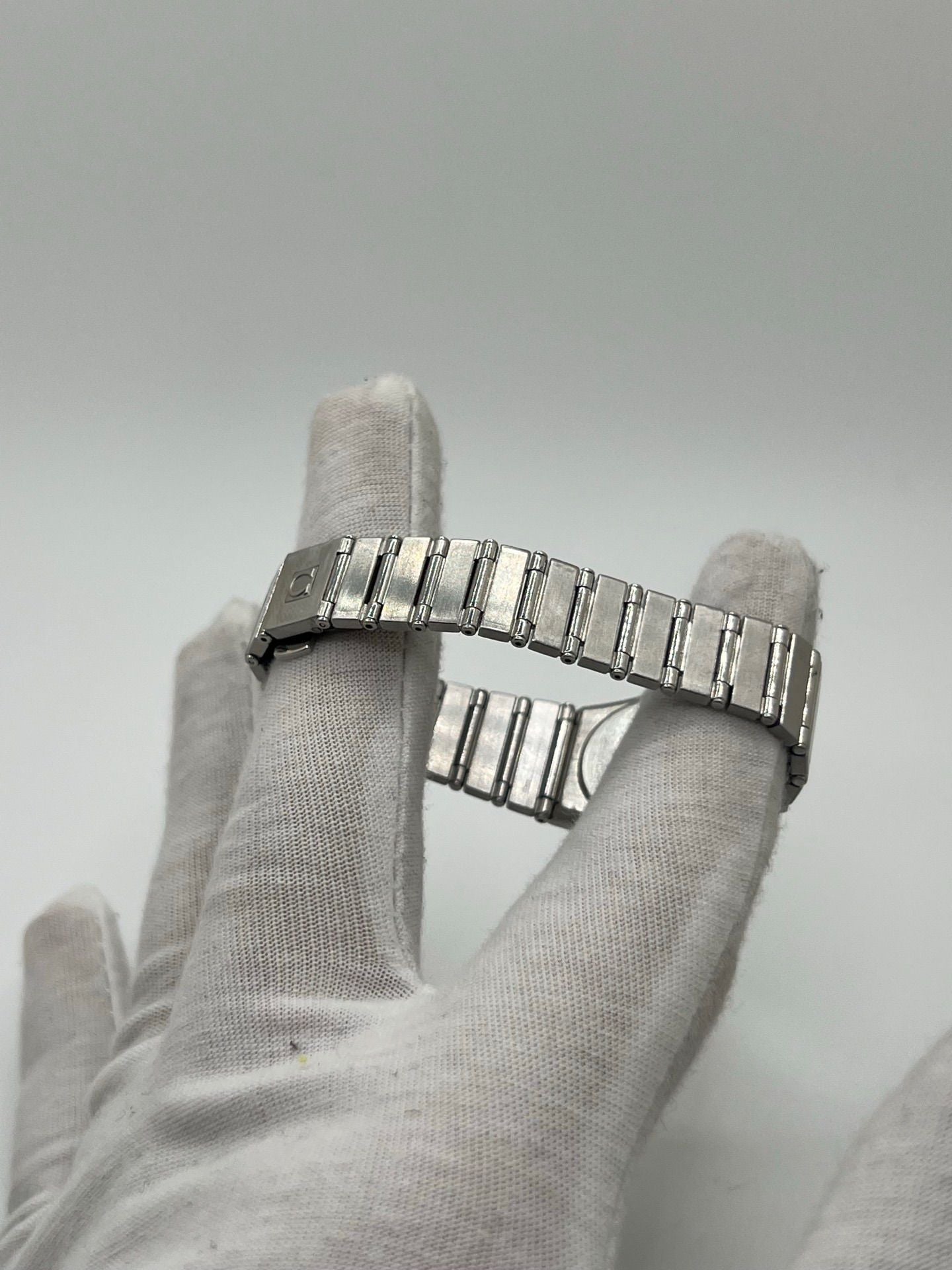 Montre femme Omega Constellation 795.1080 en acier avec cadran noir et chiffres romains. Mouvement quartz fiable, bracelet bicolore Or/Acier avec boucle pli. Diamètre 22 mm, verre saphir. État très bon, légère usure discrète. Coffret d’origine inclus, sans papiers. Parfaite pour élégance quotidienne et collection horlogère.