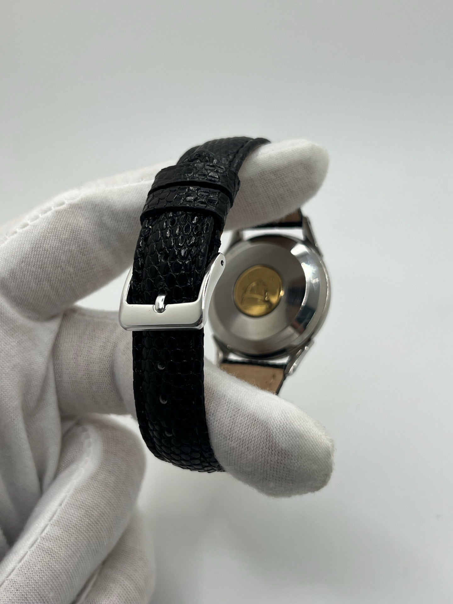 Montre Omega Constellation vintage réf. 2852 9SC des années 1950, équipée d’un mouvement automatique et présentée dans un boîtier acier de 35 mm non poli conservant ses lignes d’origine. Son rare cadran noir d’origine offre une élégance intemporelle, sublimée par des aiguilles au tritium patinées. Le fond Constellation emblématique rappelle l’excellence chronométrique de la collection. Révisée récemment, cette montre de collection est montée sur un bracelet en lézard noir.
