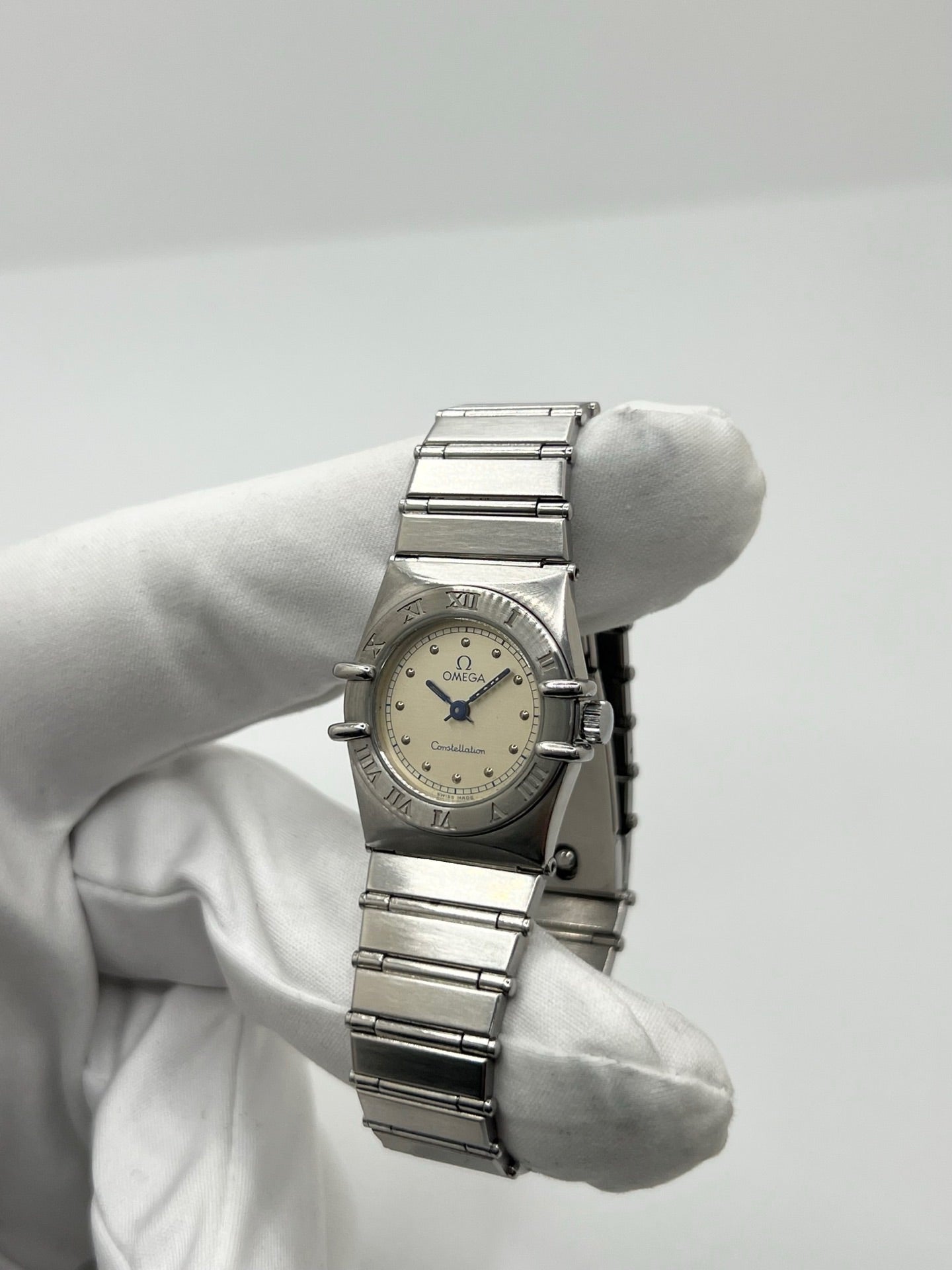 Montre Omega Constellation Quartz réf. 795.0876, modèle femme vintage en acier, mouvement quartz précis, boîtier et bracelet acier inoxydable, cadran argent massif sans chiffres, verre saphir. Dimensions 23 x 26 mm. Année 1985, état très bon avec légères traces d’usage peu visibles. Montre de luxe d’occasion, révisée en interne le 23 avril 2026. Sans boîte ni papiers d’origine, disponible à Paris. Pièce d’horlogerie suisse de collection Constellation.
