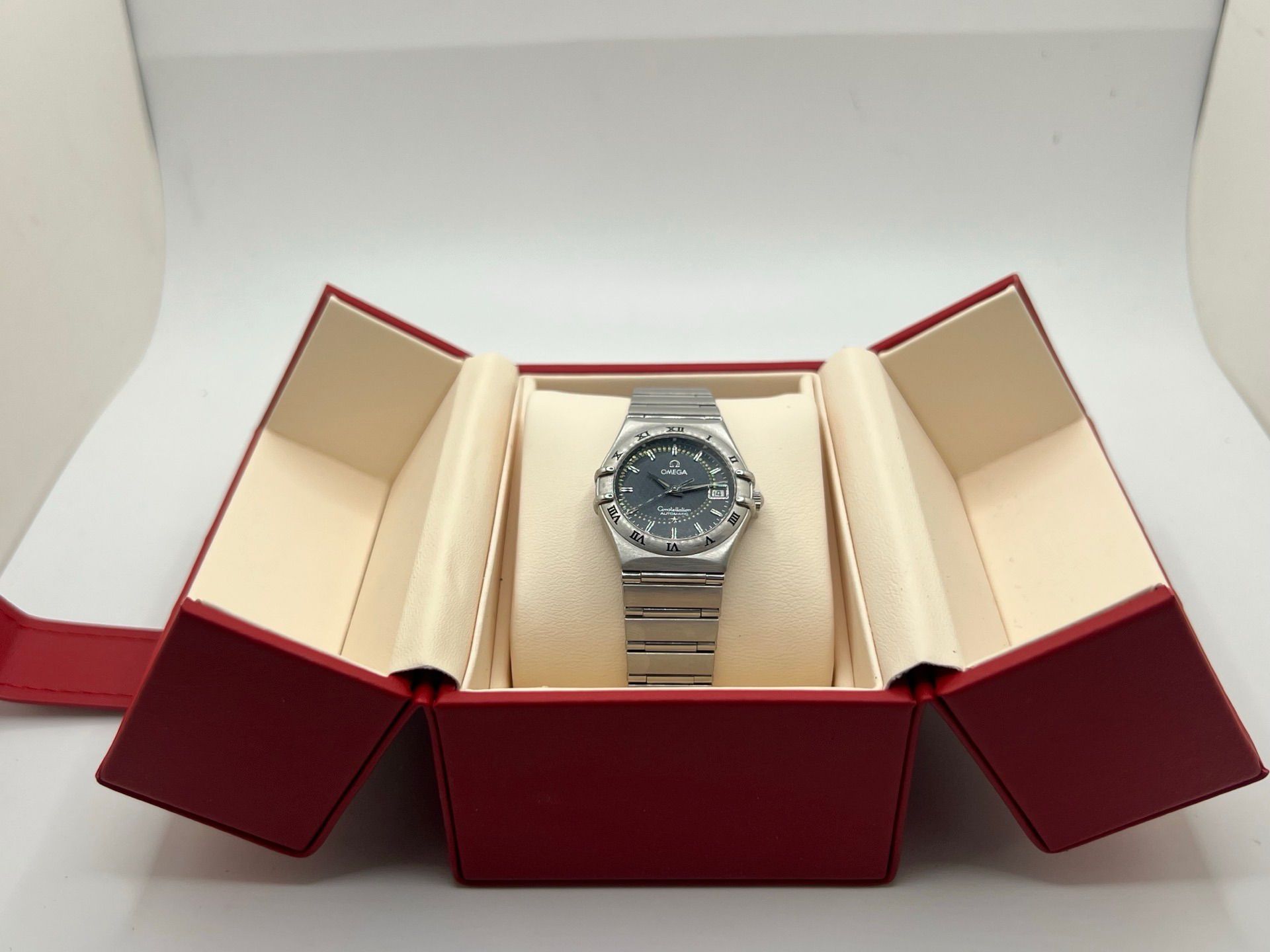 Découvrez l’Omega Constellation automatique 25 mm, une montre de luxe alliant élégance et précision. Ce garde-temps iconique séduit par son design raffiné et son mouvement automatique fiable. Idéal pour les passionnés d’horlogerie, ce modèle symbolise le savoir-faire suisse et reste un investissement intemporel pour toute collection.