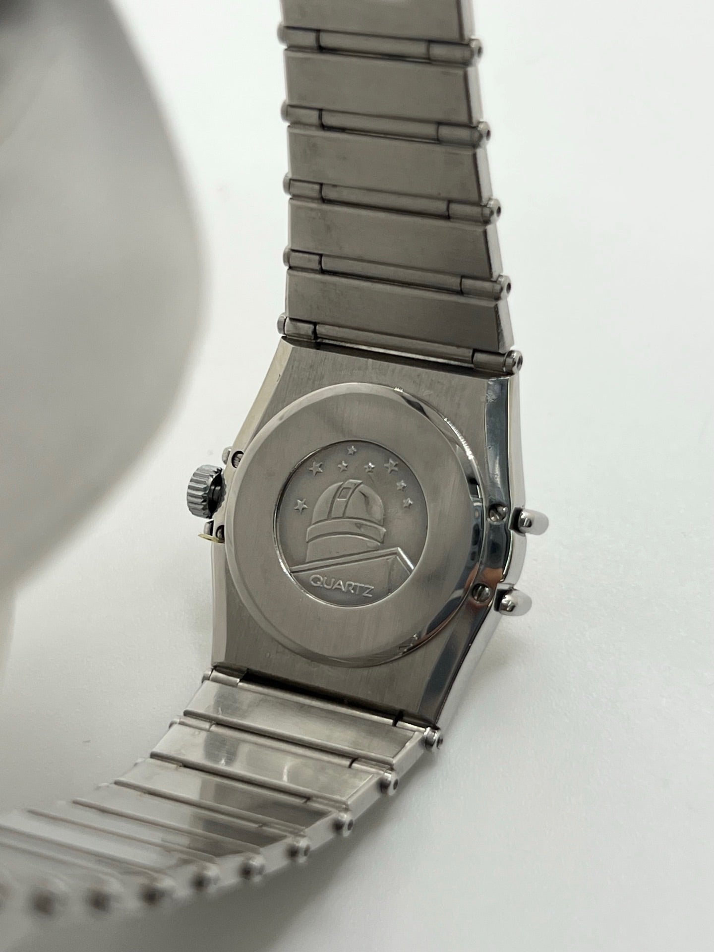 Montre Omega Constellation Quartz réf. 795.0876, modèle femme vintage en acier, mouvement quartz précis, boîtier et bracelet acier inoxydable, cadran argent massif sans chiffres, verre saphir. Dimensions 23 x 26 mm. Année 1985, état très bon avec légères traces d’usage peu visibles. Montre de luxe d’occasion, révisée en interne le 23 avril 2026. Sans boîte ni papiers d’origine, disponible à Paris. Pièce d’horlogerie suisse de collection Constellation.

