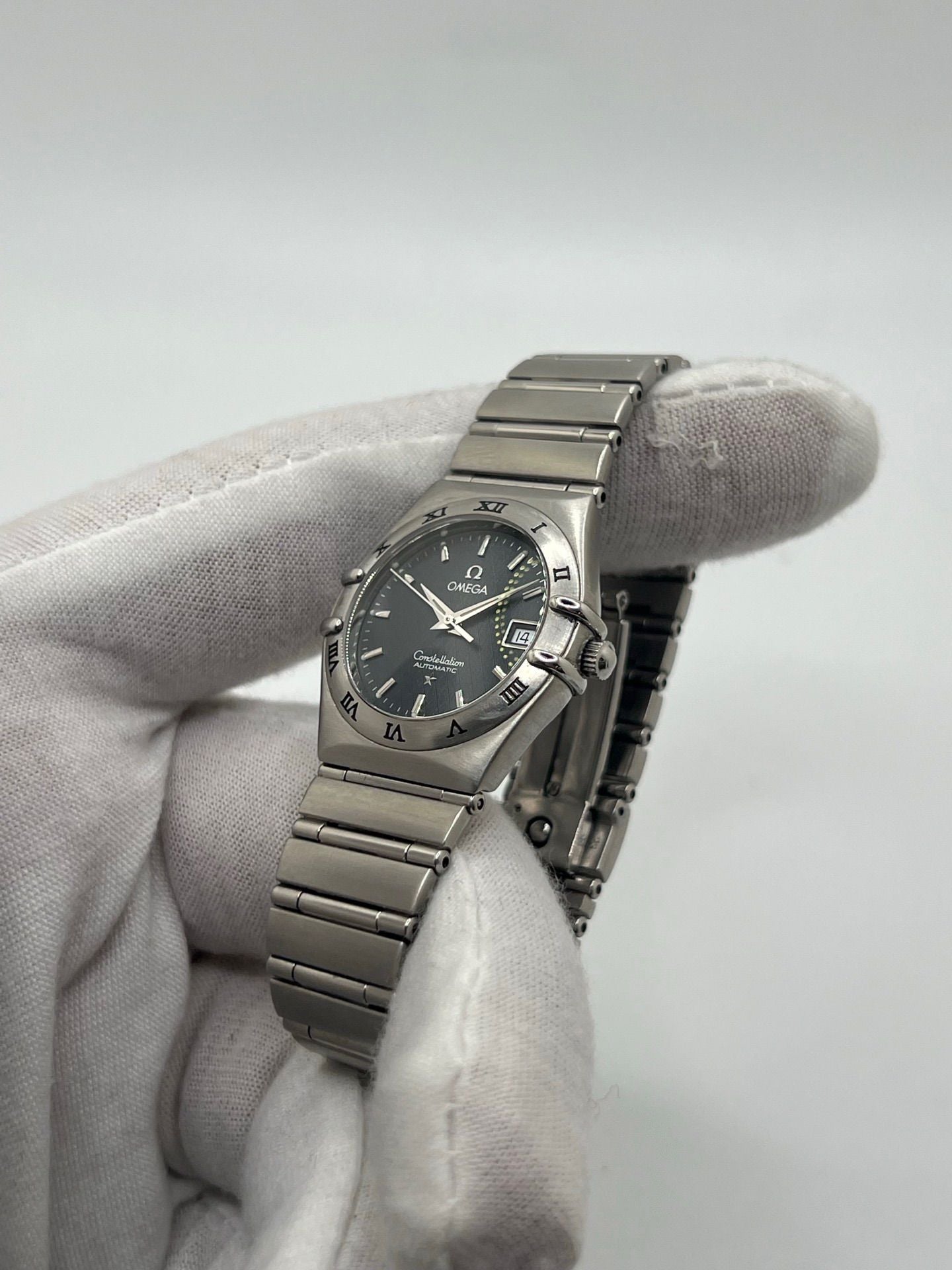 Découvrez l’Omega Constellation automatique 25 mm, une montre de luxe alliant élégance et précision. Ce garde-temps iconique séduit par son design raffiné et son mouvement automatique fiable. Idéal pour les passionnés d’horlogerie, ce modèle symbolise le savoir-faire suisse et reste un investissement intemporel pour toute collection.