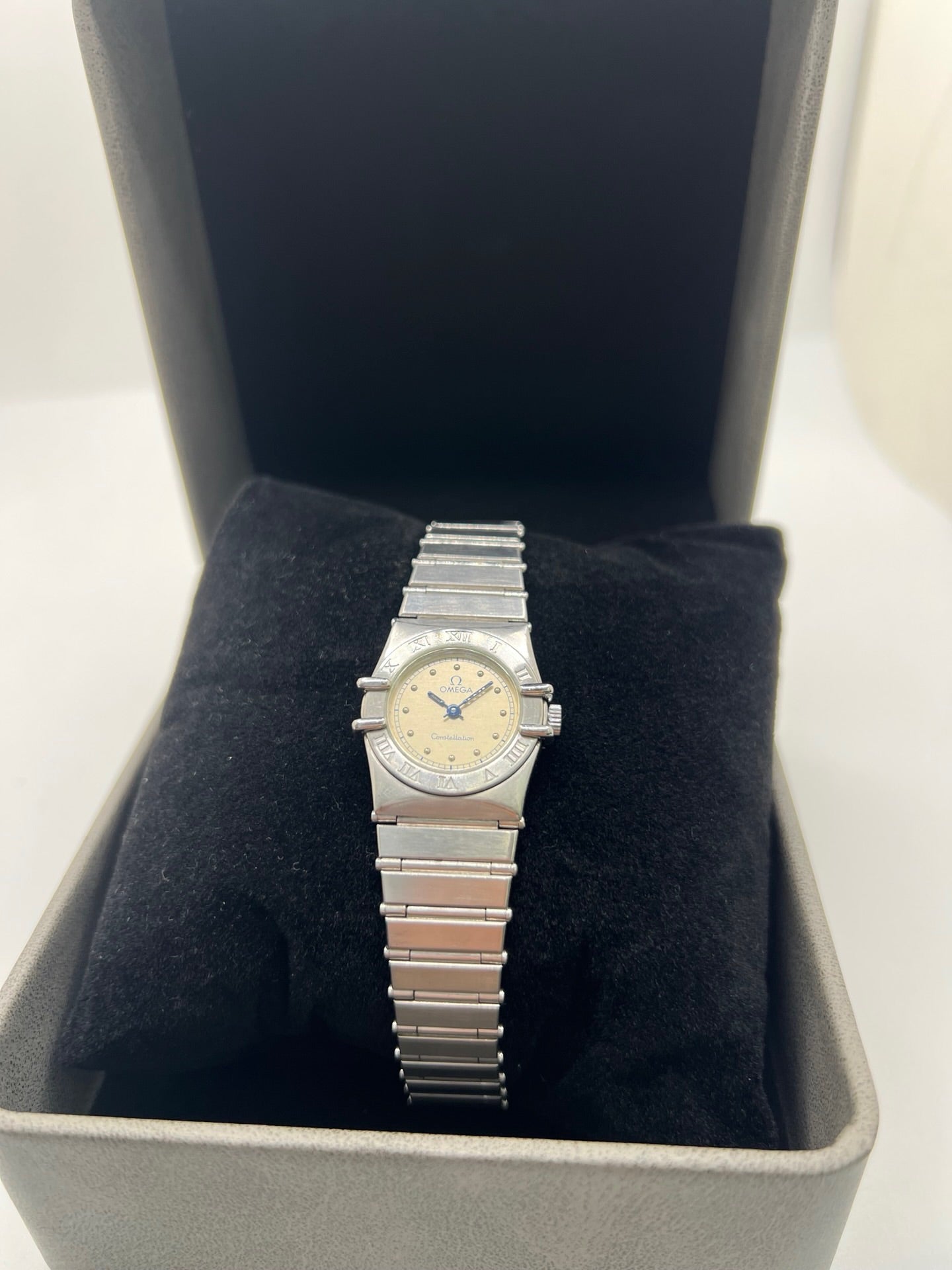 Montre Omega Constellation Quartz réf. 795.0876, modèle femme vintage en acier, mouvement quartz précis, boîtier et bracelet acier inoxydable, cadran argent massif sans chiffres, verre saphir. Dimensions 23 x 26 mm. Année 1985, état très bon avec légères traces d’usage peu visibles. Montre de luxe d’occasion, révisée en interne le 23 avril 2026. Sans boîte ni papiers d’origine, disponible à Paris. Pièce d’horlogerie suisse de collection Constellation.
