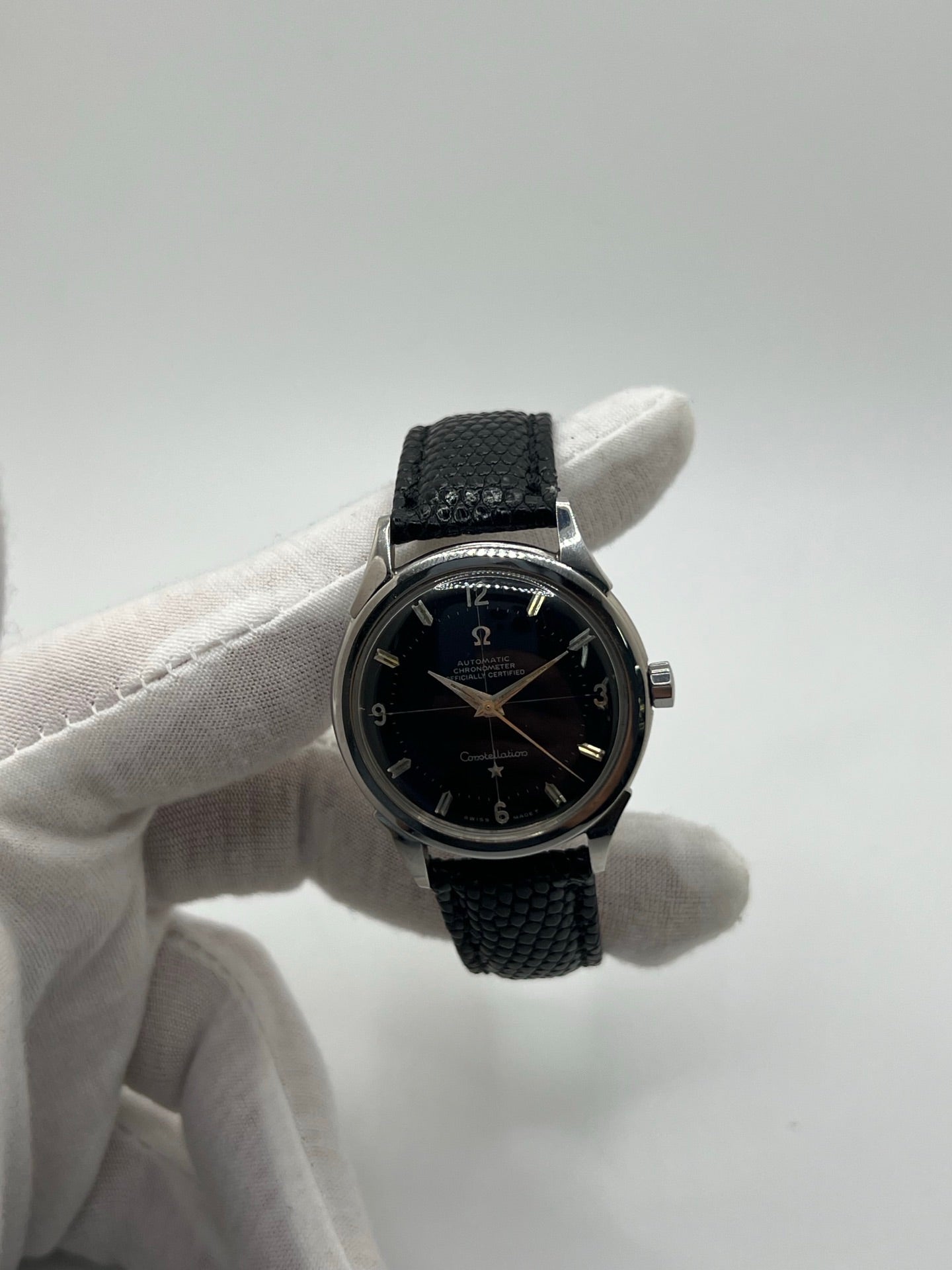 Montre Omega Constellation vintage réf. 2852 9SC des années 1950, équipée d’un mouvement automatique et présentée dans un boîtier acier de 35 mm non poli conservant ses lignes d’origine. Son rare cadran noir d’origine offre une élégance intemporelle, sublimée par des aiguilles au tritium patinées. Le fond Constellation emblématique rappelle l’excellence chronométrique de la collection. Révisée récemment, cette montre de collection est montée sur un bracelet en lézard noir.
