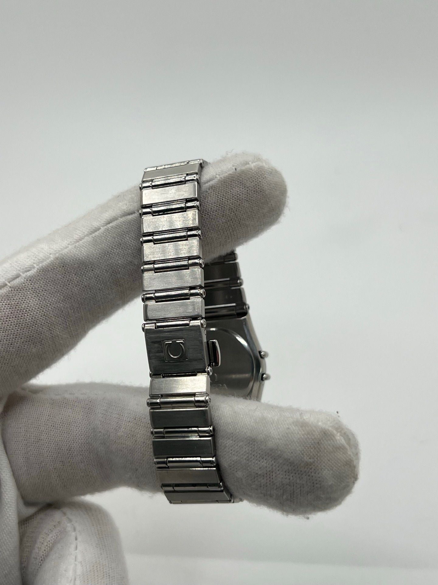 Montre femme Omega Constellation 795.1080 en acier avec cadran noir et chiffres romains. Mouvement quartz fiable, bracelet bicolore Or/Acier avec boucle pli. Diamètre 22 mm, verre saphir. État très bon, légère usure discrète. Coffret d’origine inclus, sans papiers. Parfaite pour élégance quotidienne et collection horlogère.