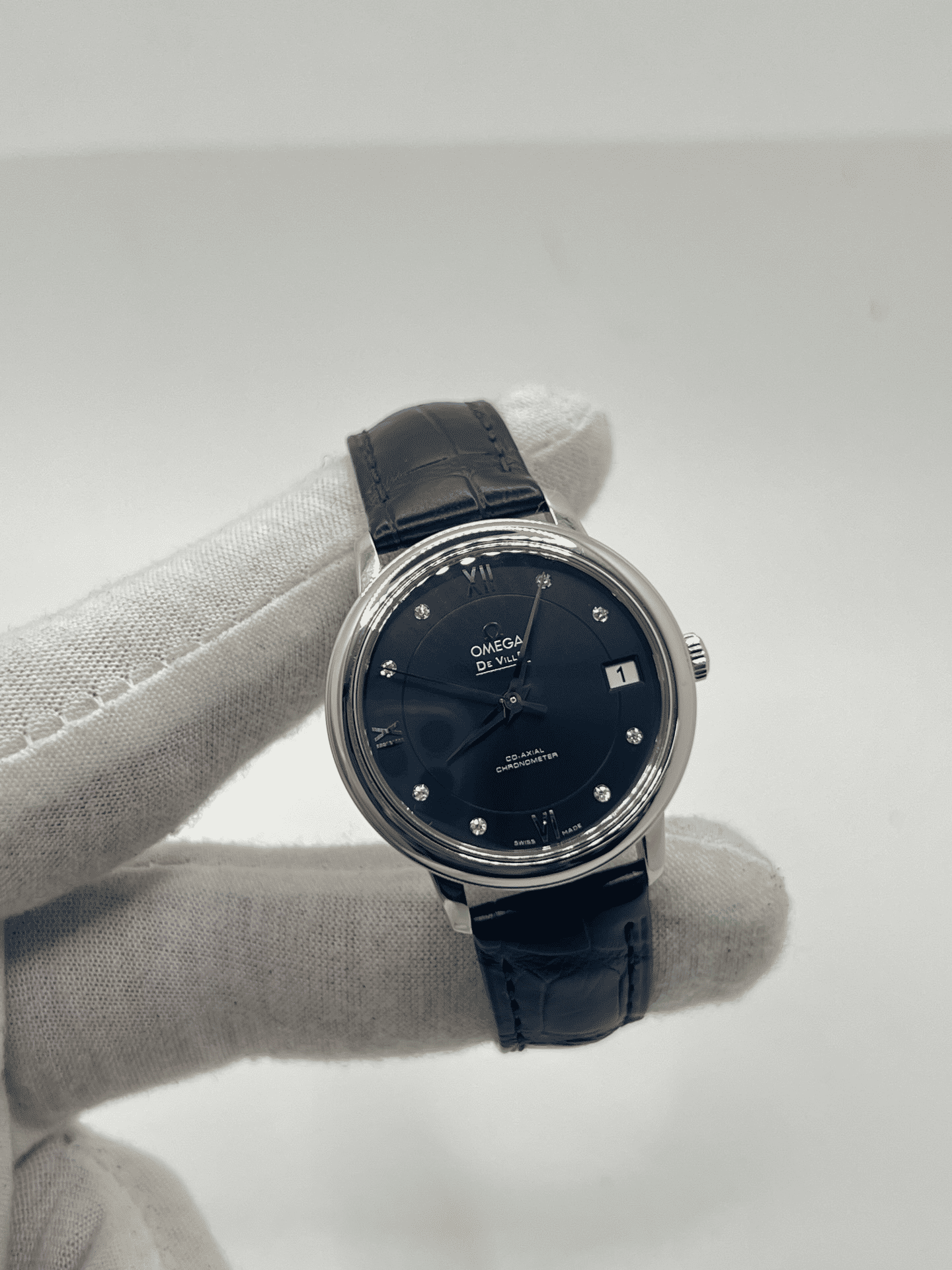 Découvrez l’Omega DeVille Prestige Co-Axial sertie de diamants, une montre de luxe alliant élégance intemporelle et précision horlogère. Avec son design raffiné et son sertissage délicat, elle incarne le savoir-faire d’Omega. Parfaite pour sublimer votre style, cette pièce exceptionnelle séduit les amateurs de montres prestigieuses et de haute joaillerie.