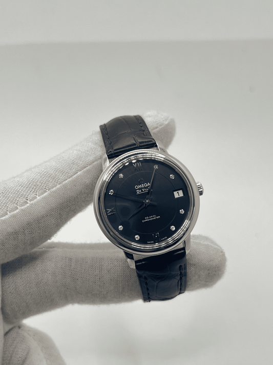 Découvrez l’Omega DeVille Prestige Co-Axial sertie de diamants, une montre de luxe alliant élégance intemporelle et précision horlogère. Avec son design raffiné et son sertissage délicat, elle incarne le savoir-faire d’Omega. Parfaite pour sublimer votre style, cette pièce exceptionnelle séduit les amateurs de montres prestigieuses et de haute joaillerie.