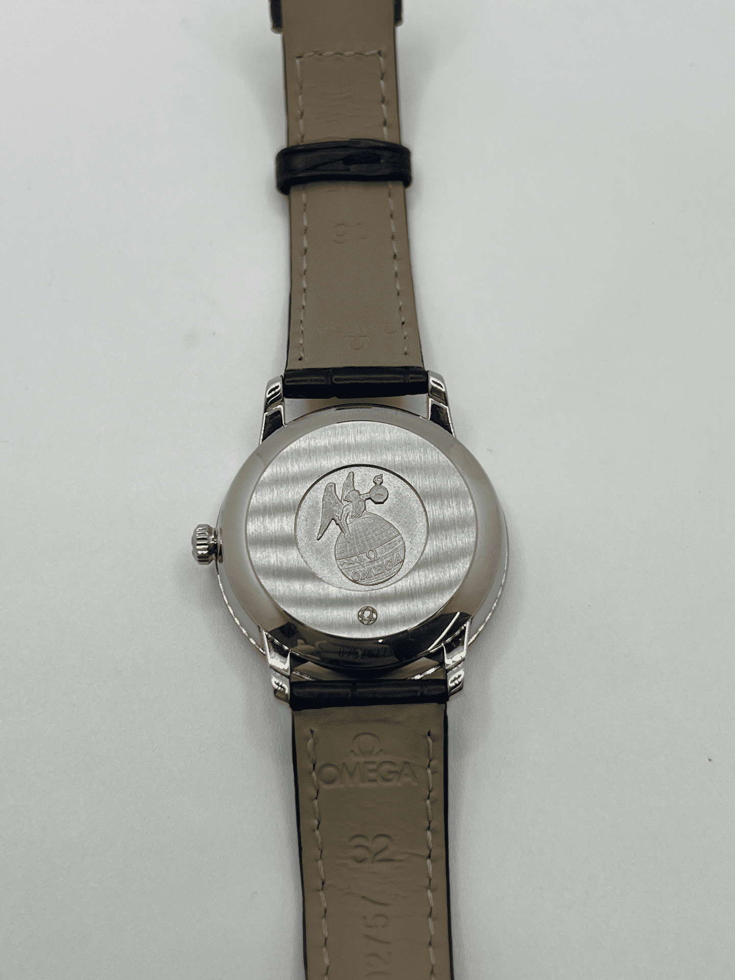 Découvrez l’Omega DeVille Prestige Co-Axial sertie de diamants, une montre de luxe alliant élégance intemporelle et précision horlogère. Avec son design raffiné et son sertissage délicat, elle incarne le savoir-faire d’Omega. Parfaite pour sublimer votre style, cette pièce exceptionnelle séduit les amateurs de montres prestigieuses et de haute joaillerie.