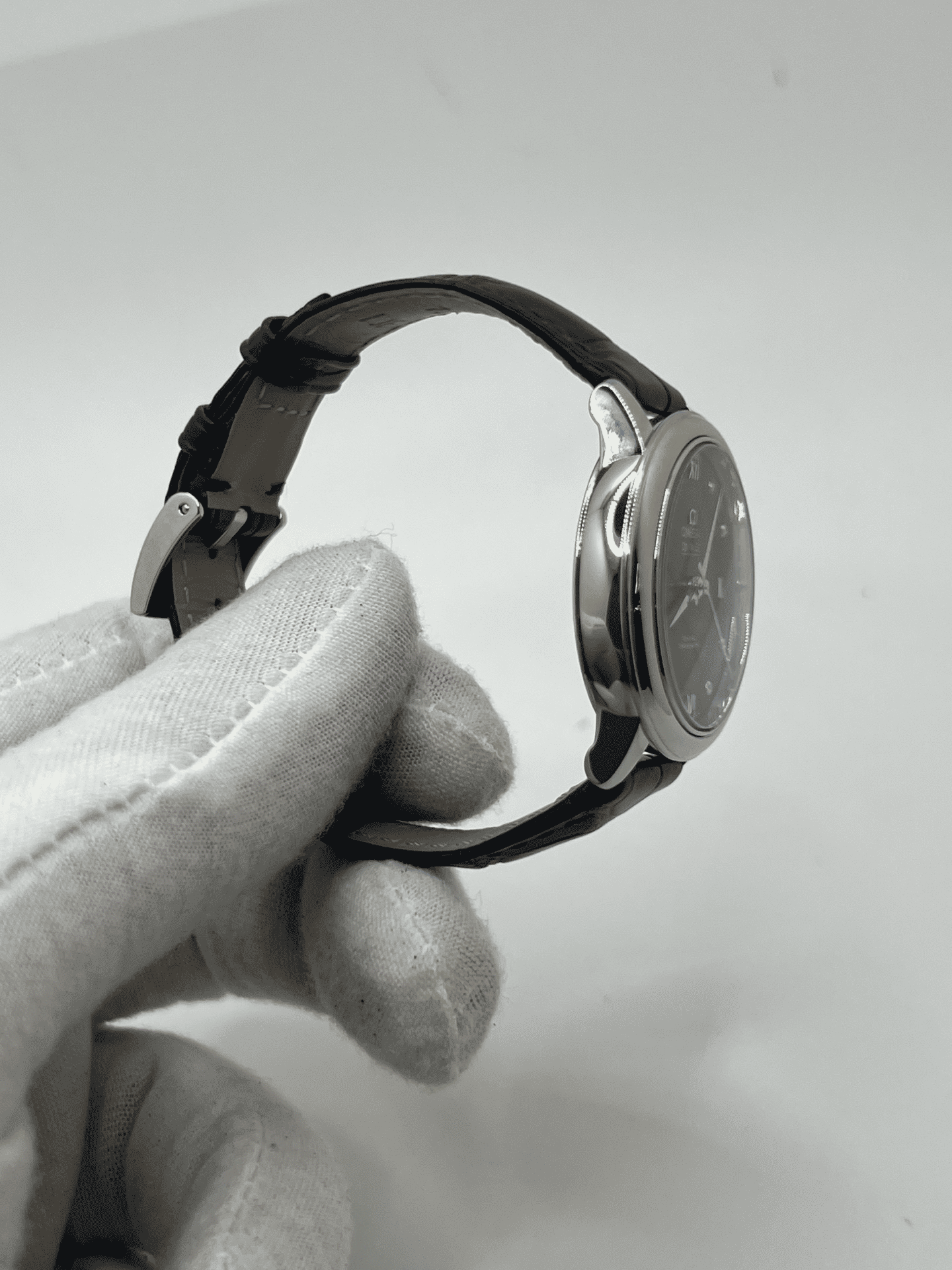 Découvrez l’Omega DeVille Prestige Co-Axial sertie de diamants, une montre de luxe alliant élégance intemporelle et précision horlogère. Avec son design raffiné et son sertissage délicat, elle incarne le savoir-faire d’Omega. Parfaite pour sublimer votre style, cette pièce exceptionnelle séduit les amateurs de montres prestigieuses et de haute joaillerie.