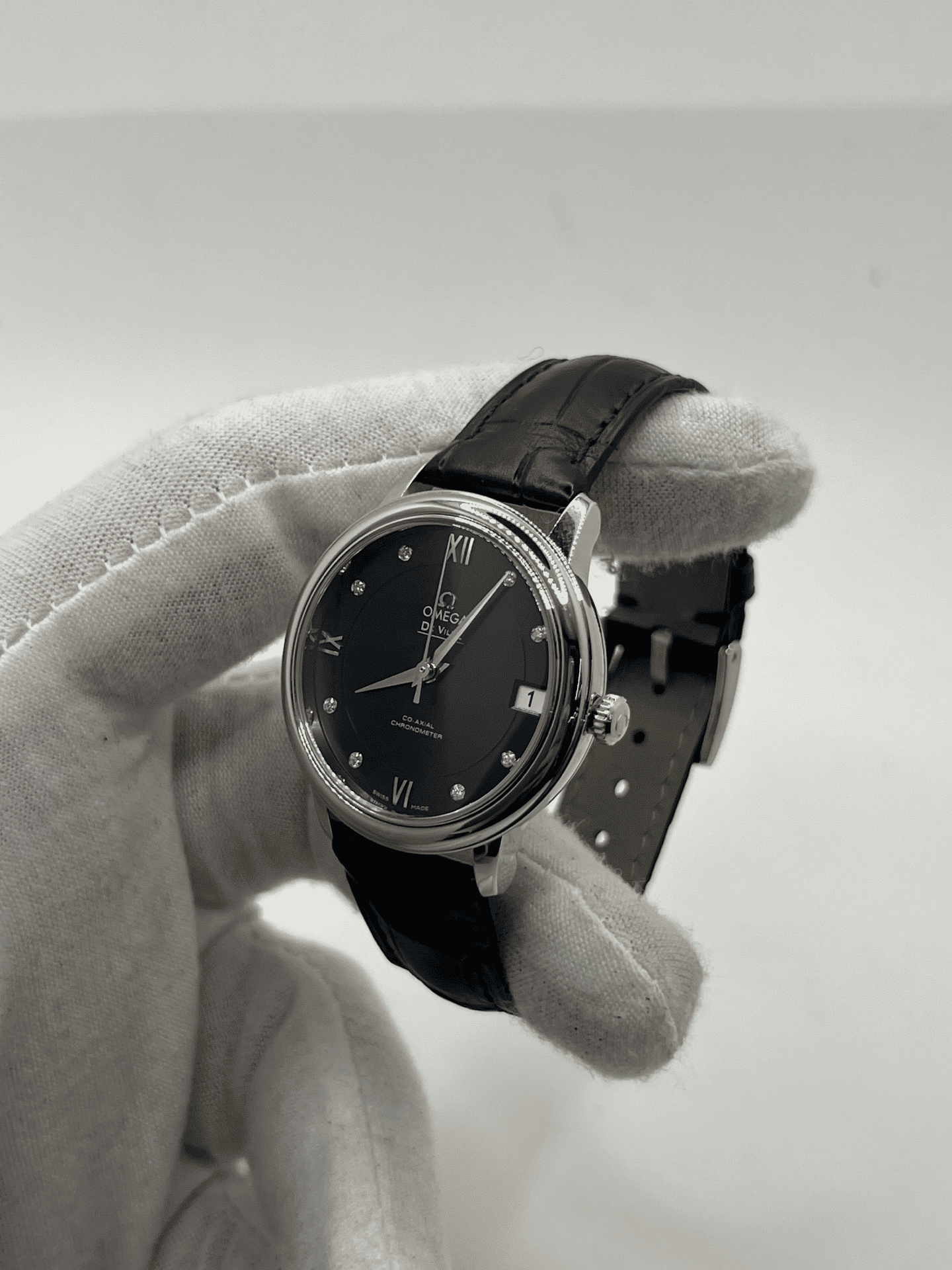 Découvrez l’Omega DeVille Prestige Co-Axial sertie de diamants, une montre de luxe alliant élégance intemporelle et précision horlogère. Avec son design raffiné et son sertissage délicat, elle incarne le savoir-faire d’Omega. Parfaite pour sublimer votre style, cette pièce exceptionnelle séduit les amateurs de montres prestigieuses et de haute joaillerie.