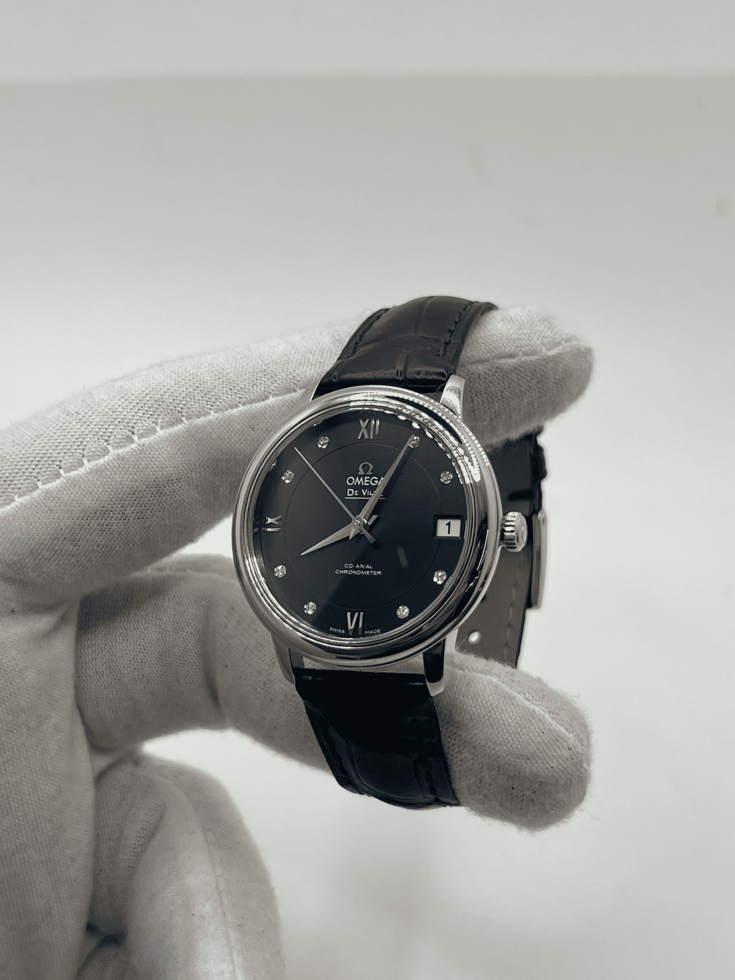 Découvrez l’Omega DeVille Prestige Co-Axial sertie de diamants, une montre de luxe alliant élégance intemporelle et précision horlogère. Avec son design raffiné et son sertissage délicat, elle incarne le savoir-faire d’Omega. Parfaite pour sublimer votre style, cette pièce exceptionnelle séduit les amateurs de montres prestigieuses et de haute joaillerie.