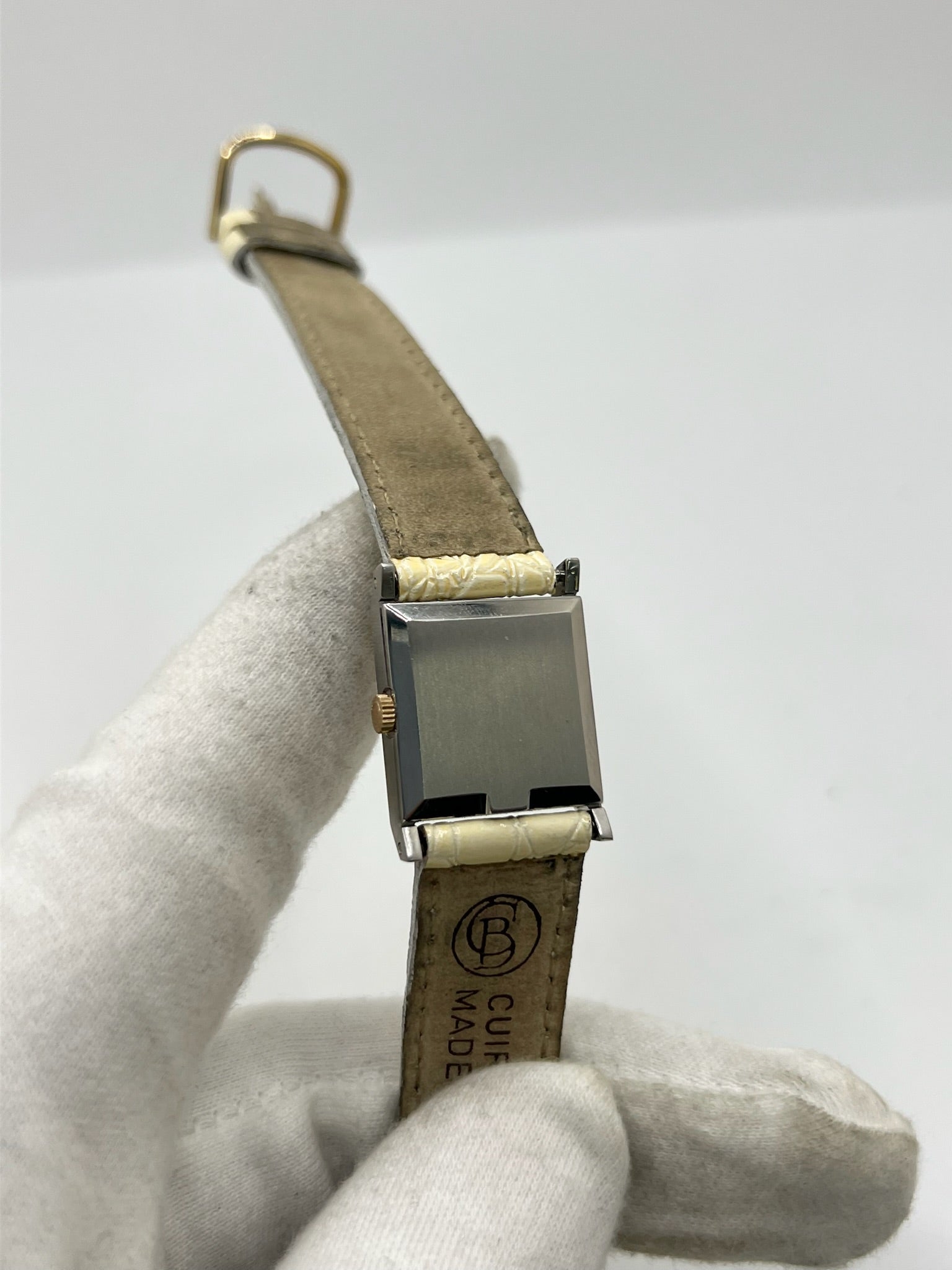 Montre Omega De Ville 511.087 vintage pour femme en acier, fabriquée en 1966. Cette montre élégante est dotée d'un cadran champagne avec index bâtons, d'un mouvement à remontage manuel calibre 620 et d'un verre en plexiglas. Elle est montée sur un bracelet en cuir beige avec boucle ardillon en acier. Son format de 19,5 mm lui confère une allure raffinée et intemporelle. Montre de collection en très bon état d'occasion, révisée et prête à être portée.