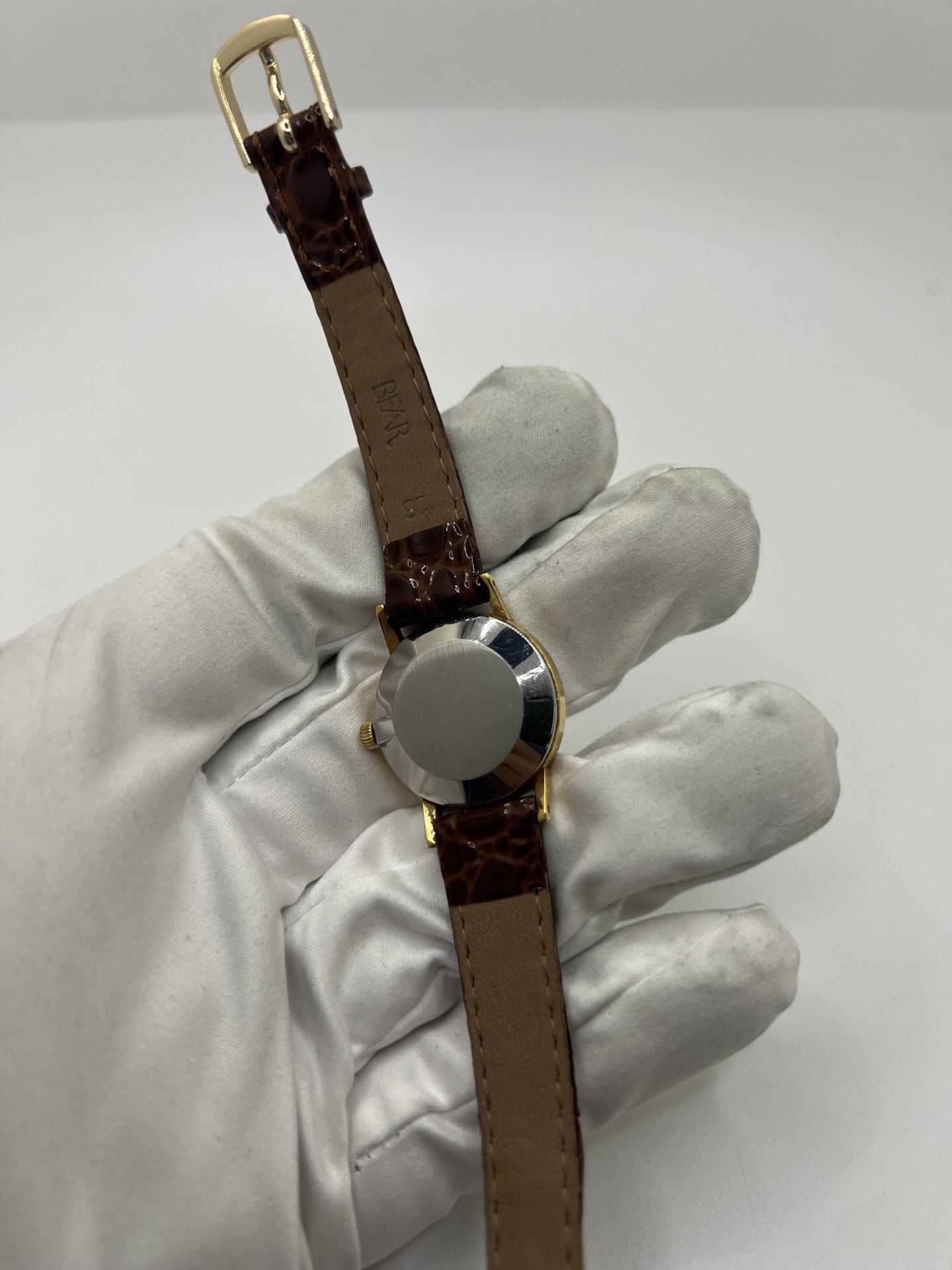 Montre Omega De Ville 511.0392 vintage de 1973 en acier plaqué or avec cadran doré et bracelet cuir brun. Cette Omega Seamaster De Ville mécanique de 24 mm est équipée du calibre Omega 625 à remontage manuel, apprécié pour son charme horloger authentique. Élégante et raffinée, cette Omega vintage femme séduit par son style intemporel inspiré des années 70. Montre révisée avec boucle Omega d’origine, boîte Omega et certificat d’authenticité.