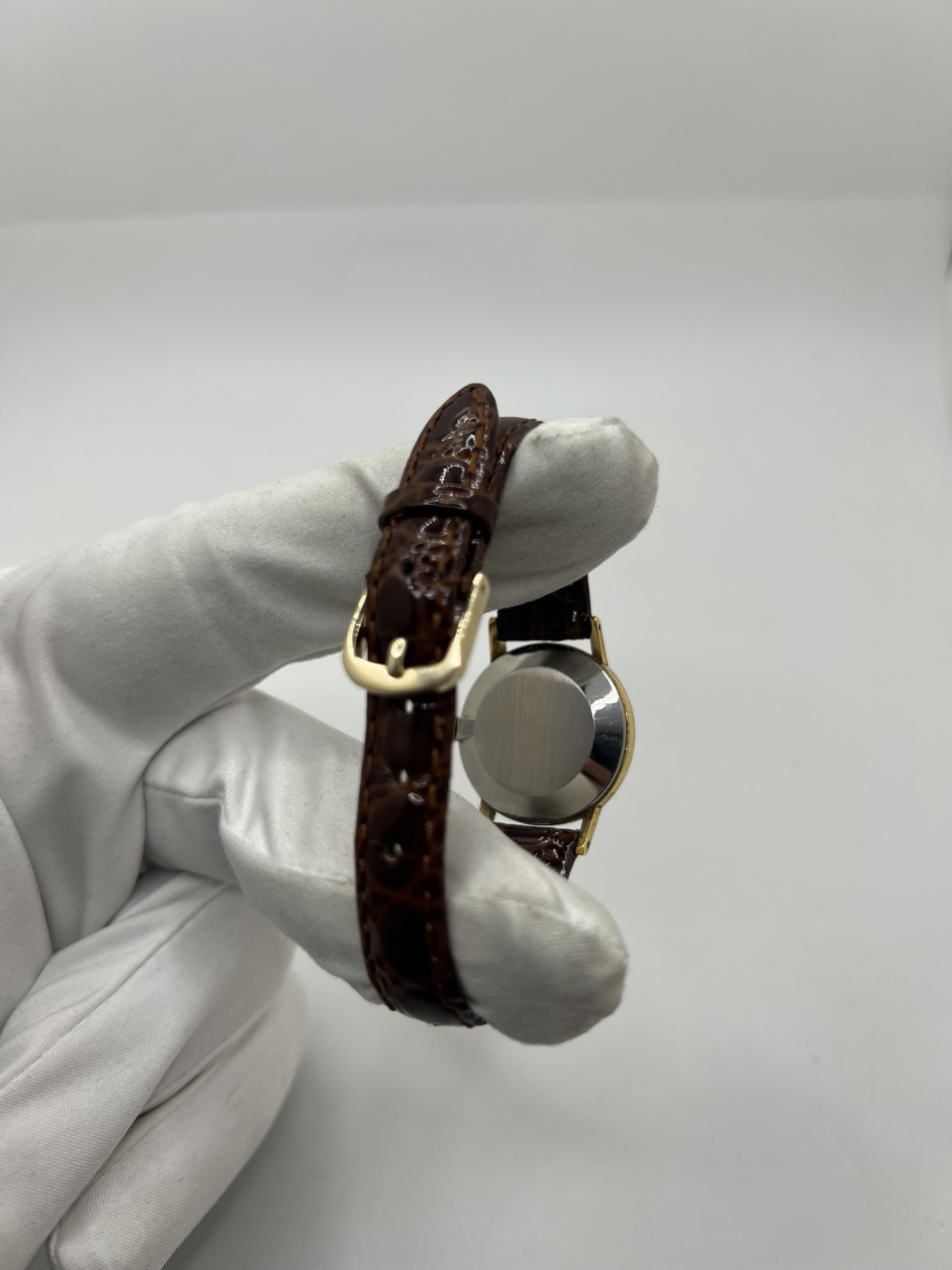 Montre Omega De Ville 511.0392 vintage de 1973 en acier plaqué or avec cadran doré et bracelet cuir brun. Cette Omega Seamaster De Ville mécanique de 24 mm est équipée du calibre Omega 625 à remontage manuel, apprécié pour son charme horloger authentique. Élégante et raffinée, cette Omega vintage femme séduit par son style intemporel inspiré des années 70. Montre révisée avec boucle Omega d’origine, boîte Omega et certificat d’authenticité.