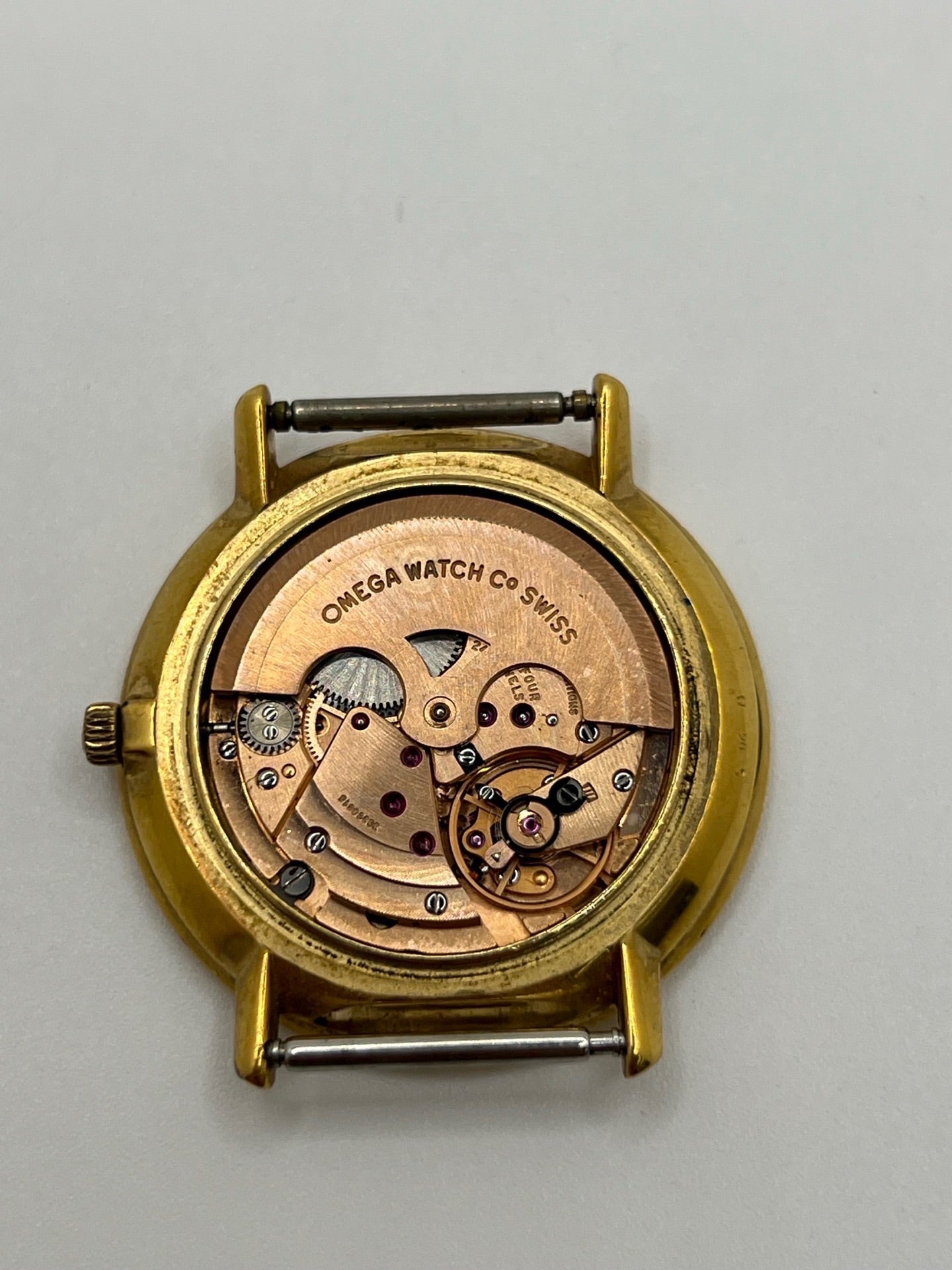 Montre Omega De Ville référence 151.0039 vintage de 1973 en acier avec mouvement automatique calibre 711, cadran doré et bracelet en cuir noir. Ce modèle homme ou unisexe de 35,5 mm présente un design élégant et intemporel. Montre d’occasion en très bon état, révisée en interne le 13 mars 2026, avec légères traces d’usure discrètes. Pièce classique de collection sans coffret ni papiers d’origine.