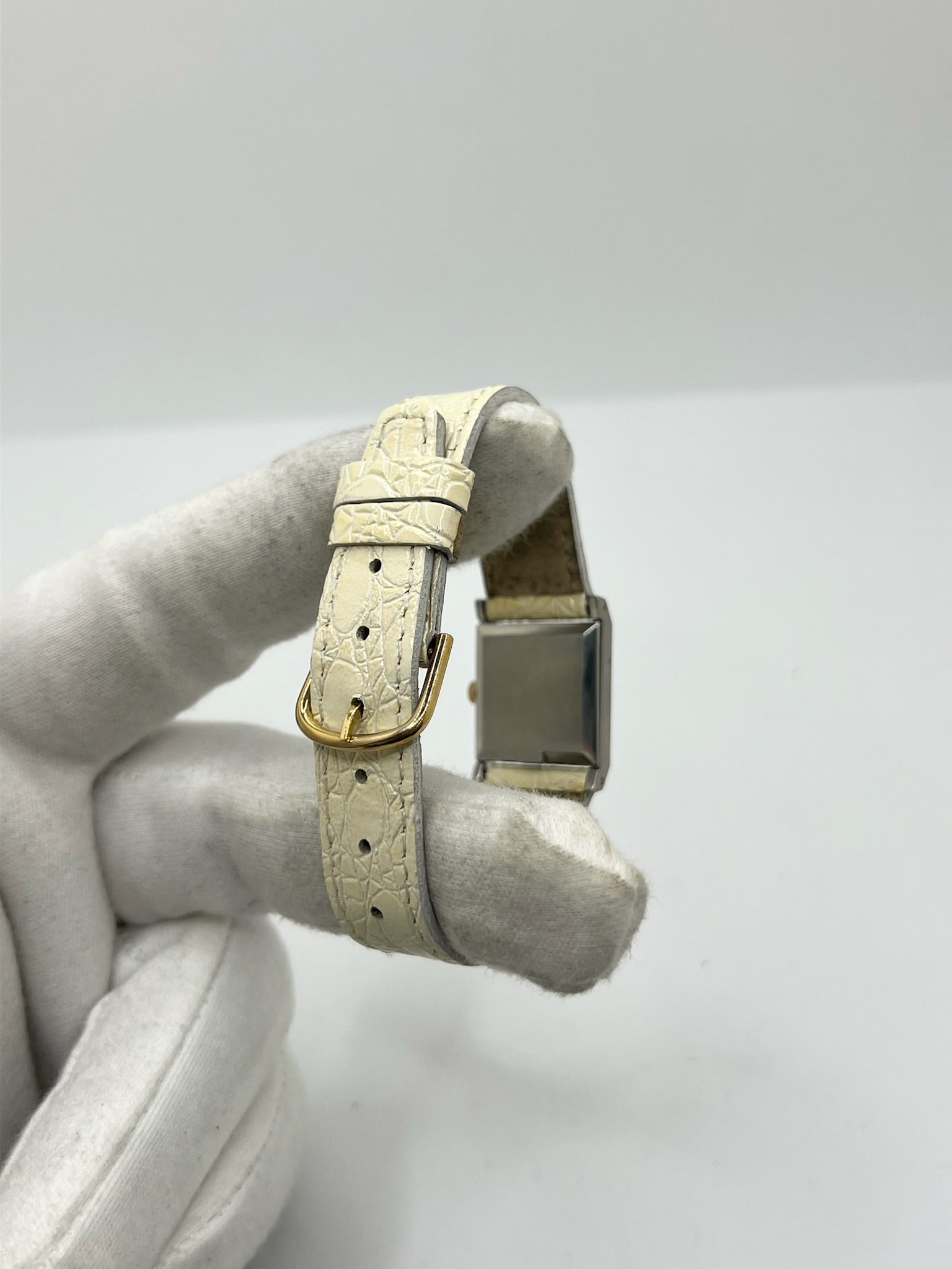 Montre Omega De Ville 511.087 vintage pour femme en acier, fabriquée en 1966. Cette montre élégante est dotée d'un cadran champagne avec index bâtons, d'un mouvement à remontage manuel calibre 620 et d'un verre en plexiglas. Elle est montée sur un bracelet en cuir beige avec boucle ardillon en acier. Son format de 19,5 mm lui confère une allure raffinée et intemporelle. Montre de collection en très bon état d'occasion, révisée et prête à être portée.