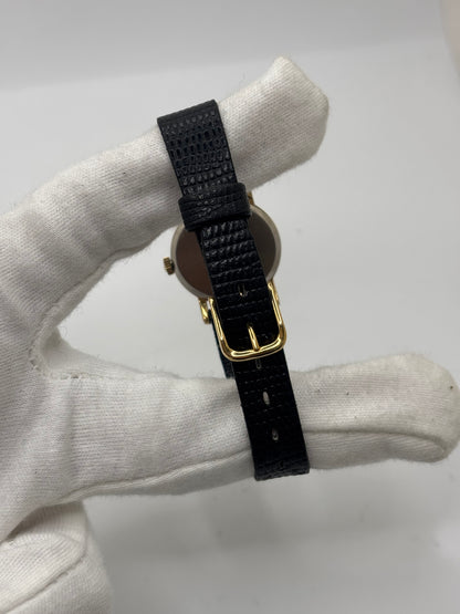 Montre Omega De Ville vintage référence 511.0508 pour femme, datant de 1967, avec boîtier en acier de 24 mm et cadran gris à index bâtons. Cette montre à remontage manuel est équipée du calibre Omega 625 à 17 rubis et est montée sur un bracelet en cuir noir avec boucle ardillon en acier. Révisée et en très bon état, elle présente de légères traces d'usure conformes à son âge. Une montre de collection au design élégant, idéale pour les amateurs d'horlogerie vintage.