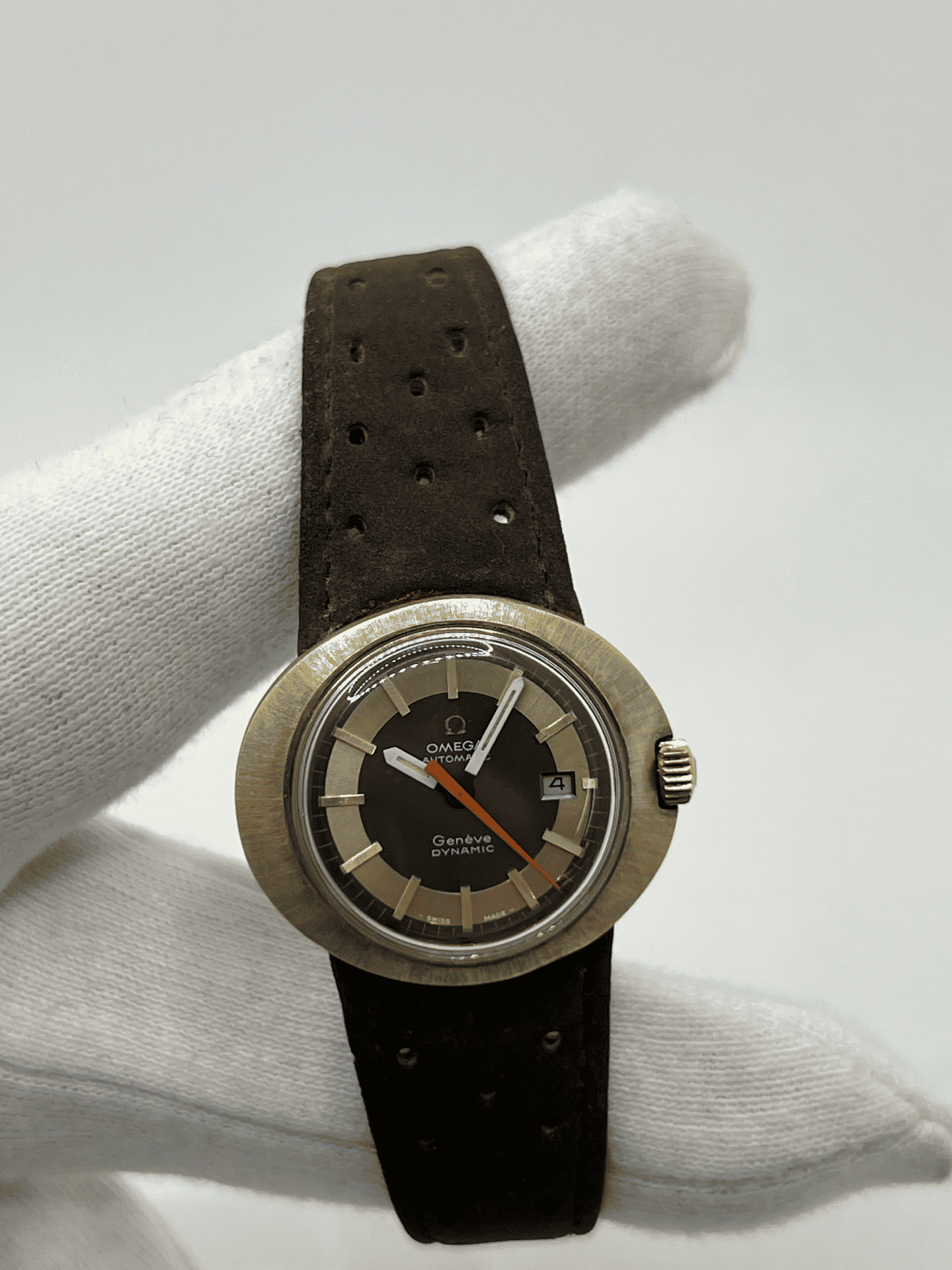 Découvrez l'Omega Dynamic Tool 102, une montre emblématique vendue avec sa boîte d'origine et son certificat d'authenticité. Ce modèle au design unique séduit les amateurs d’horlogerie par son style intemporel et sa précision. Idéale pour les collectionneurs, cette Omega Dynamic Tool 102 est une pièce rare alliant histoire et élégance.







