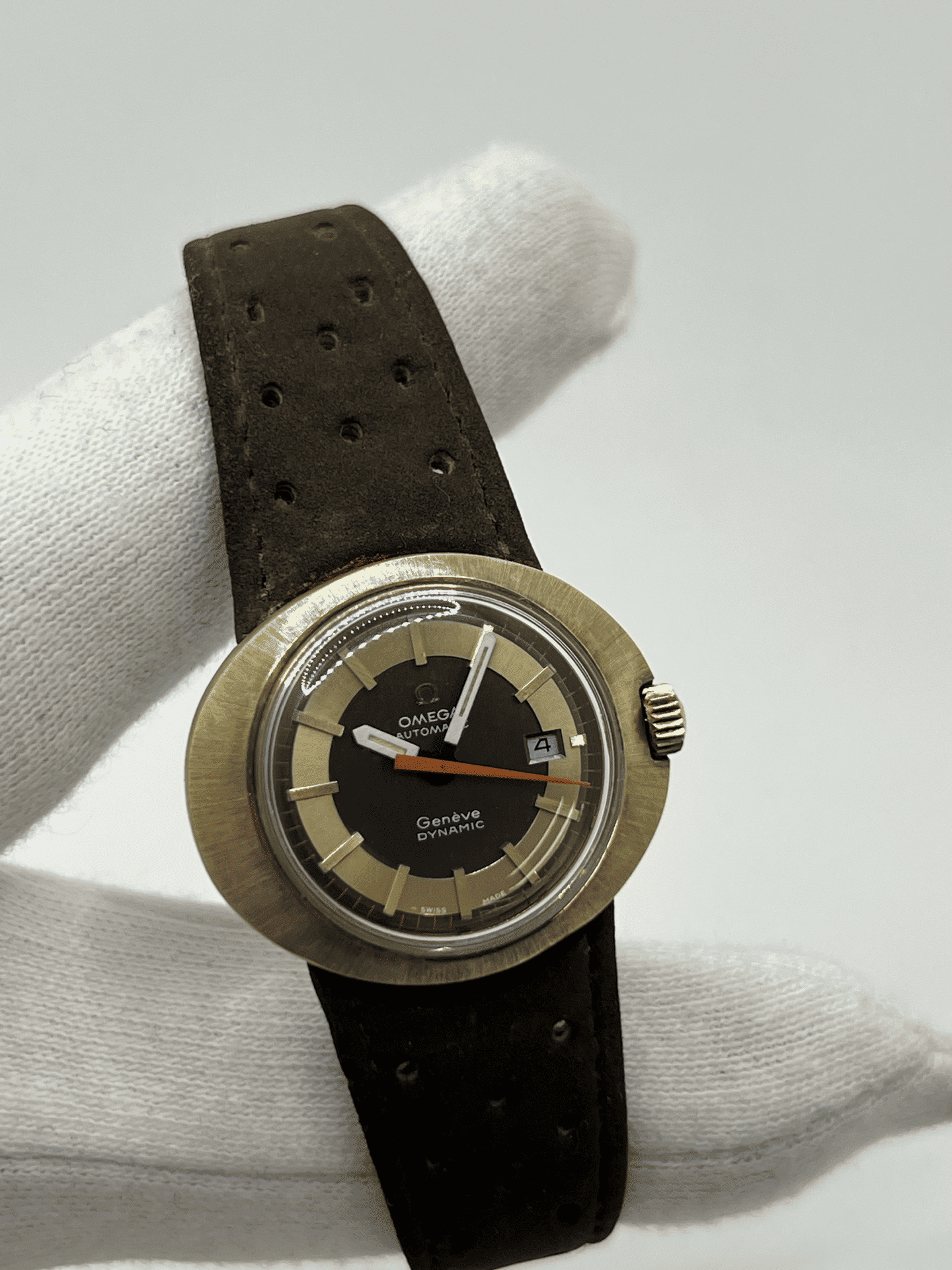 Découvrez l'Omega Dynamic Tool 102, une montre emblématique vendue avec sa boîte d'origine et son certificat d'authenticité. Ce modèle au design unique séduit les amateurs d’horlogerie par son style intemporel et sa précision. Idéale pour les collectionneurs, cette Omega Dynamic Tool 102 est une pièce rare alliant histoire et élégance.