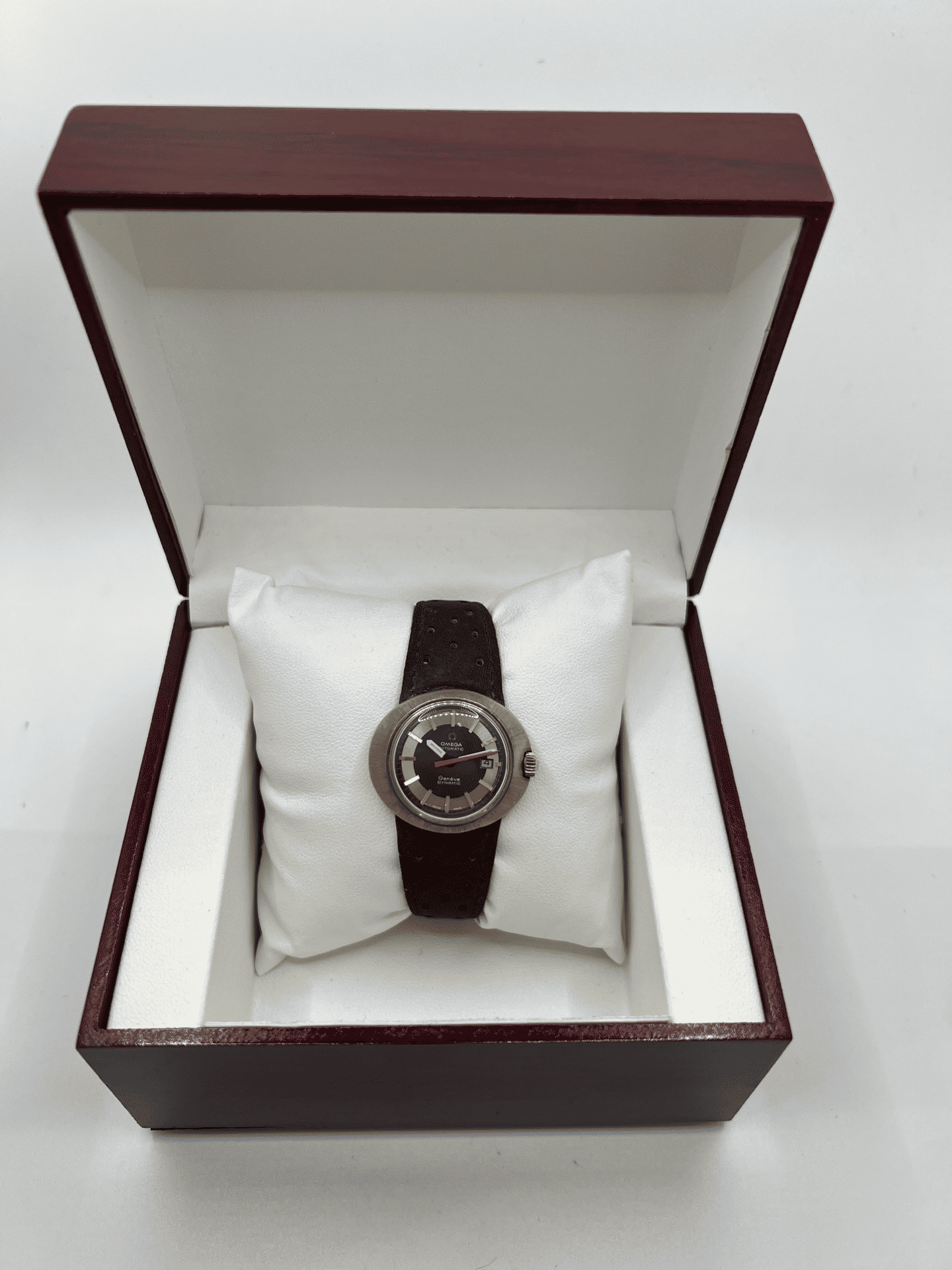 Découvrez l'Omega Dynamic Tool 102, une montre emblématique vendue avec sa boîte d'origine et son certificat d'authenticité. Ce modèle au design unique séduit les amateurs d’horlogerie par son style intemporel et sa précision. Idéale pour les collectionneurs, cette Omega Dynamic Tool 102 est une pièce rare alliant histoire et élégance.







