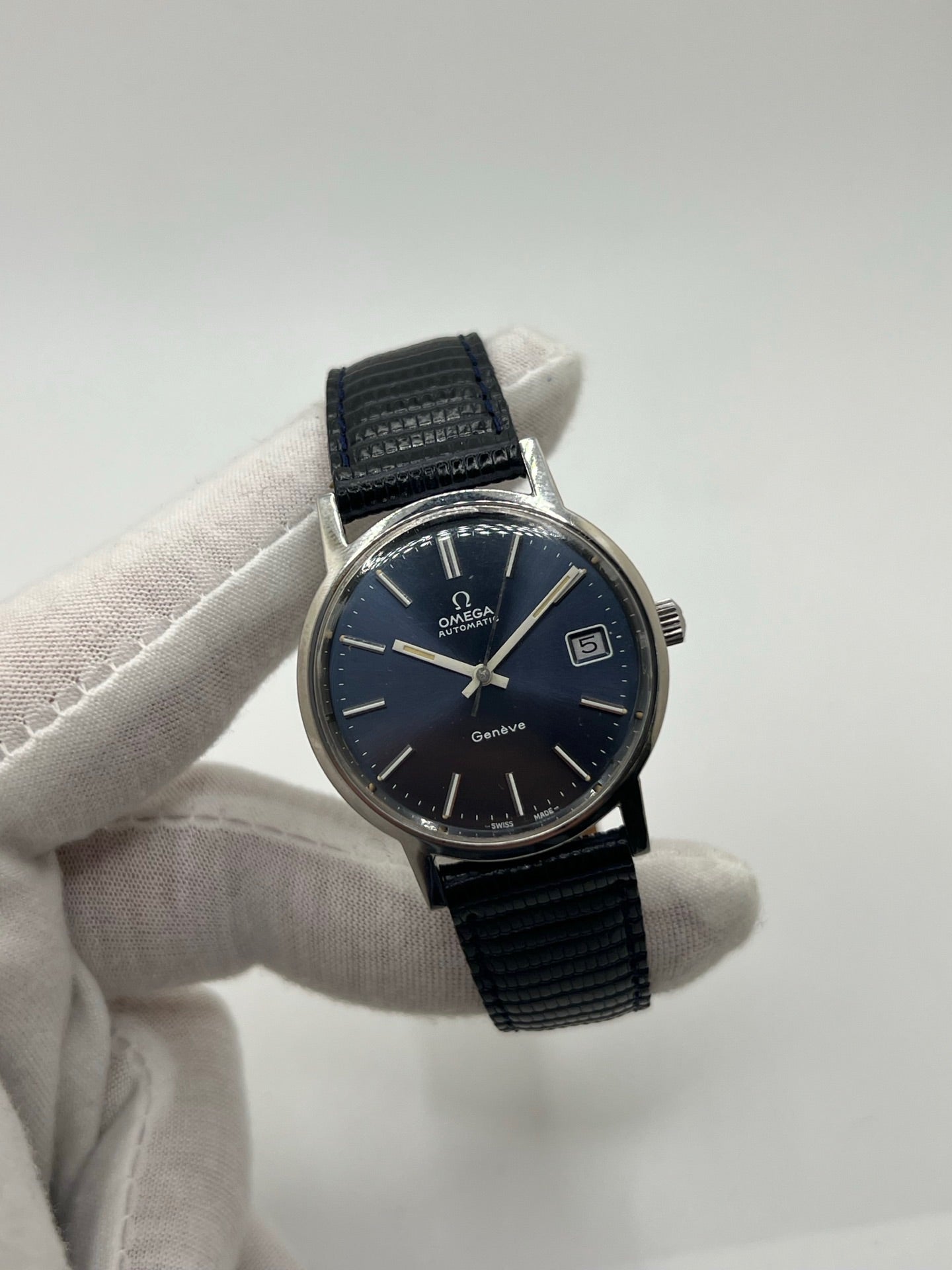 Montre automatique vintage en acier pour homme ou unisexe, boîtier rond de 35 mm avec cornes étendues, cadran bleu à index bâtons et affichage de la date. Mouvement mécanique à remontage automatique calibre 1012 offrant une réserve de marche d’environ 42 heures. Verre plexiglas, lunette acier, fond vissé. Bracelet en cuir noir avec boucle ardillon acier. Pièce d’occasion en bon état présentant des traces d’usure visibles, récemment révisée, livrée sans coffret ni papiers d’origine.