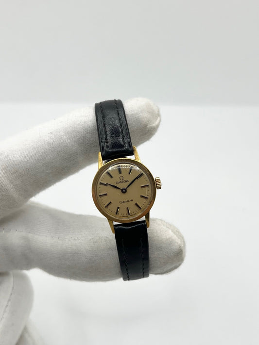 Montre Omega Genève référence 511.0451 pour femme, fabriquée en 1969, avec boîtier en acier de 17 mm et mouvement à remontage manuel. Son élégant cadran argent apporte une touche vintage intemporelle, protégé par un boîtier sobre et raffiné. Elle est montée sur un bracelet en cuir noir avec boucle ardillon en acier. Cette montre Omega d'occasion est en très bon état, révisée en interne et constitue une pièce de collection idéale pour les amateurs d'horlogerie vintage.