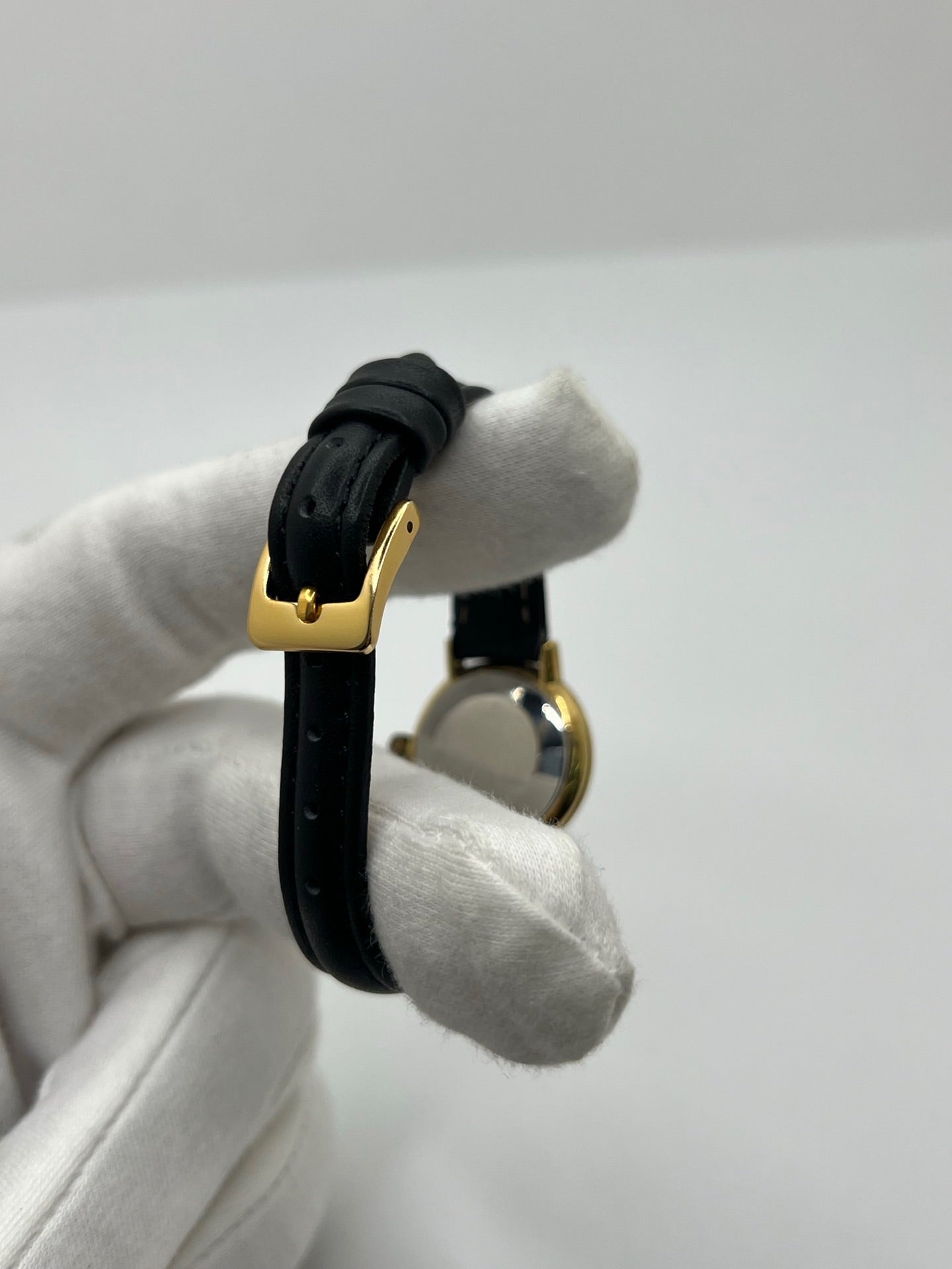 Montre Omega Genève femme vintage de 1972 en plaqué or, avec mouvement à remontage manuel. Boîtier de 23 mm au cadran doré orné de pierres précieuses et verre en plastique. Bracelet en cuir noir avec boucle en acier. Modèle élégant et intemporel, en bon état avec traces d’usure visibles. Révisée en avril 2026, vendue sans coffret ni papiers, disponible en stock en France.
