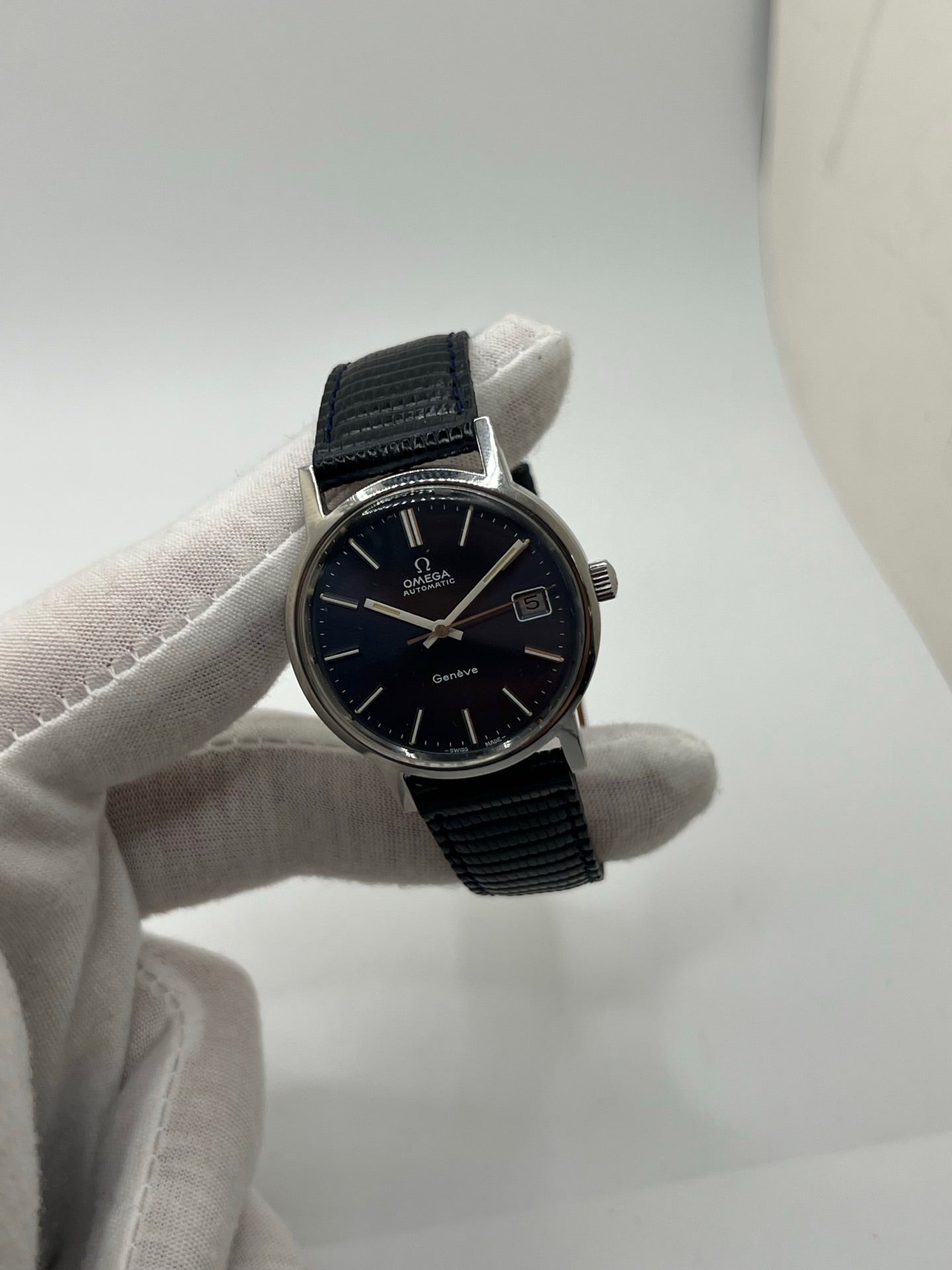 Montre automatique vintage en acier pour homme ou unisexe, boîtier rond de 35 mm avec cornes étendues, cadran bleu à index bâtons et affichage de la date. Mouvement mécanique à remontage automatique calibre 1012 offrant une réserve de marche d’environ 42 heures. Verre plexiglas, lunette acier, fond vissé. Bracelet en cuir noir avec boucle ardillon acier. Pièce d’occasion en bon état présentant des traces d’usure visibles, récemment révisée, livrée sans coffret ni papiers d’origine.