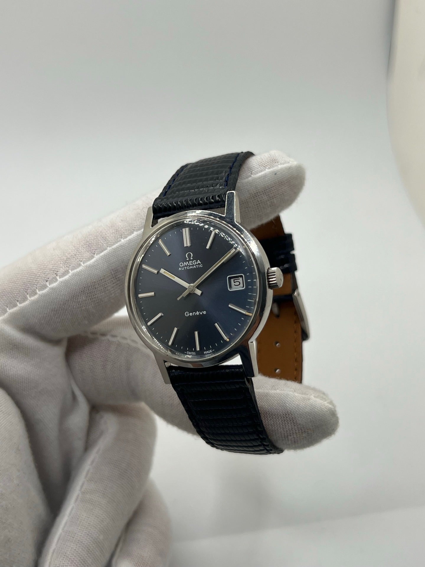Montre automatique vintage en acier pour homme ou unisexe, boîtier rond de 35 mm avec cornes étendues, cadran bleu à index bâtons et affichage de la date. Mouvement mécanique à remontage automatique calibre 1012 offrant une réserve de marche d’environ 42 heures. Verre plexiglas, lunette acier, fond vissé. Bracelet en cuir noir avec boucle ardillon acier. Pièce d’occasion en bon état présentant des traces d’usure visibles, récemment révisée, livrée sans coffret ni papiers d’origine.