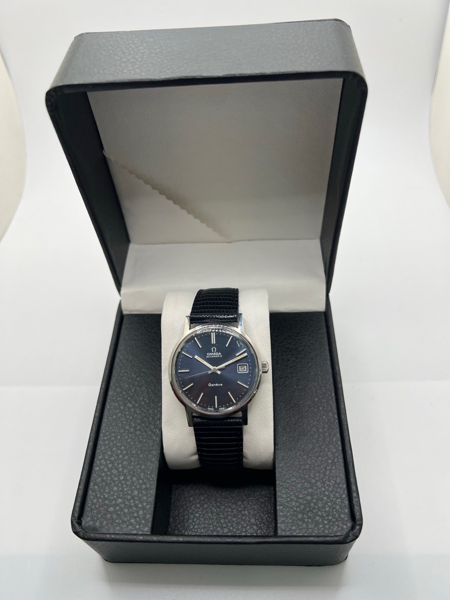 Montre automatique vintage en acier pour homme ou unisexe, boîtier rond de 35 mm avec cornes étendues, cadran bleu à index bâtons et affichage de la date. Mouvement mécanique à remontage automatique calibre 1012 offrant une réserve de marche d’environ 42 heures. Verre plexiglas, lunette acier, fond vissé. Bracelet en cuir noir avec boucle ardillon acier. Pièce d’occasion en bon état présentant des traces d’usure visibles, récemment révisée, livrée sans coffret ni papiers d’origine.