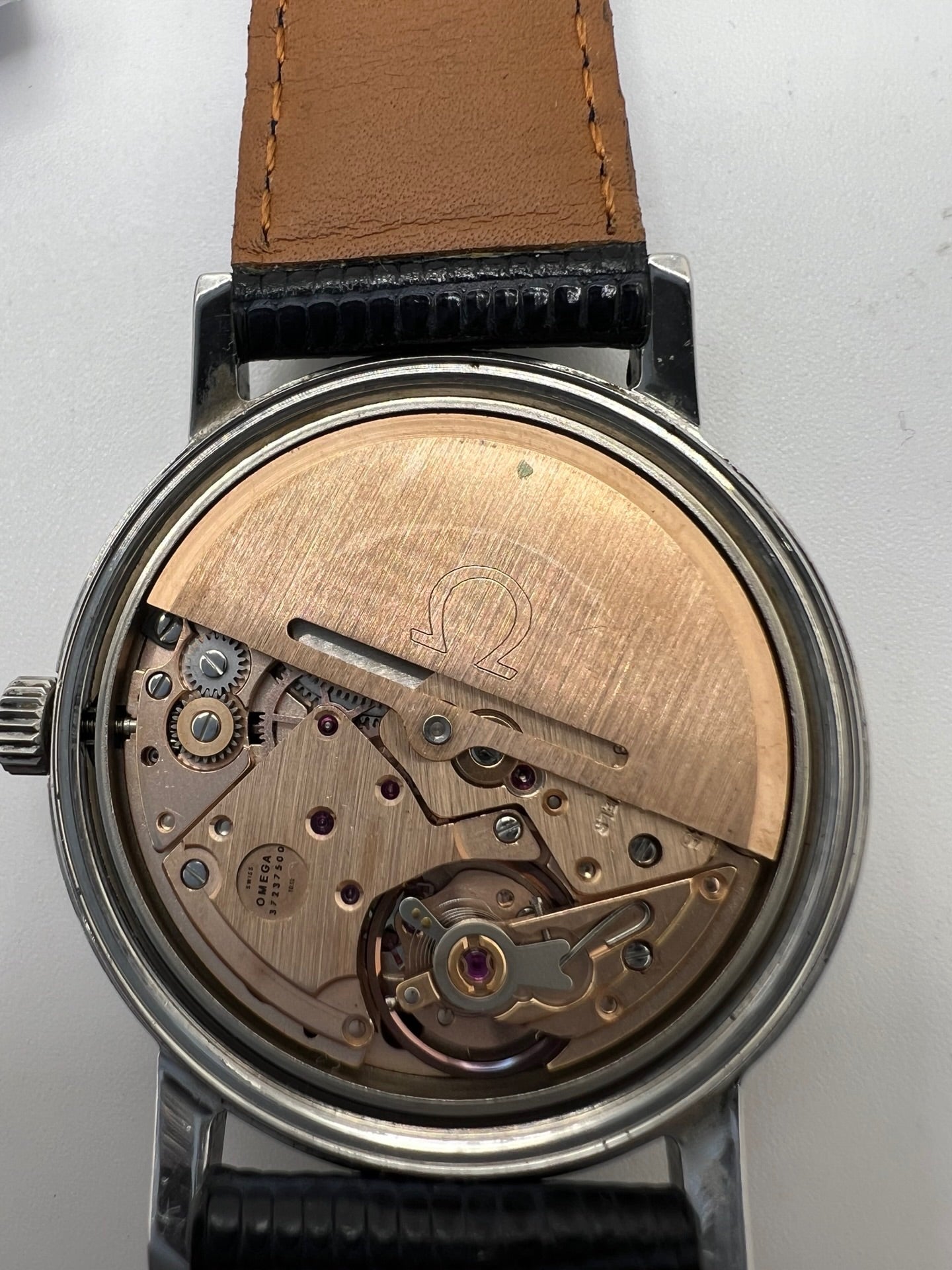 Montre automatique vintage en acier pour homme ou unisexe, boîtier rond de 35 mm avec cornes étendues, cadran bleu à index bâtons et affichage de la date. Mouvement mécanique à remontage automatique calibre 1012 offrant une réserve de marche d’environ 42 heures. Verre plexiglas, lunette acier, fond vissé. Bracelet en cuir noir avec boucle ardillon acier. Pièce d’occasion en bon état présentant des traces d’usure visibles, récemment révisée, livrée sans coffret ni papiers d’origine.