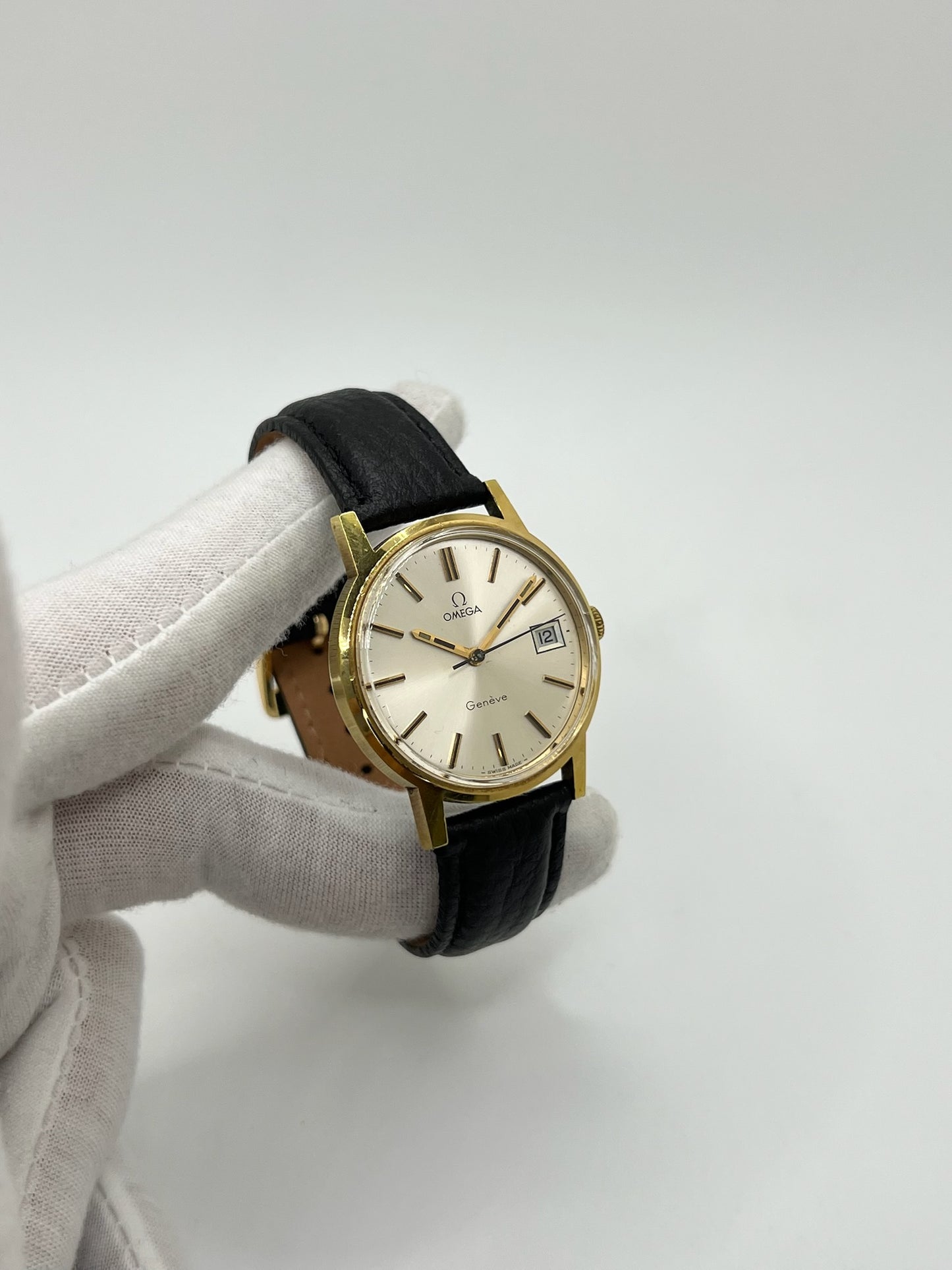 Montre Omega Genève vintage de 35 mm associant or et acier, au design classique et élégant. Cadran doré sobre offrant une lecture claire, complété par un affichage de la date. Boîtier équilibré et proportions harmonieuses, animé par un mouvement mécanique à remontage manuel révisé en interne. Bracelet en cuir noir apportant contraste et confort au poignet. Modèle en bon état d’usage, présentant des traces d’usure visibles telles que rayures, éraflures et petites marques liées à son âge et à son histoire.