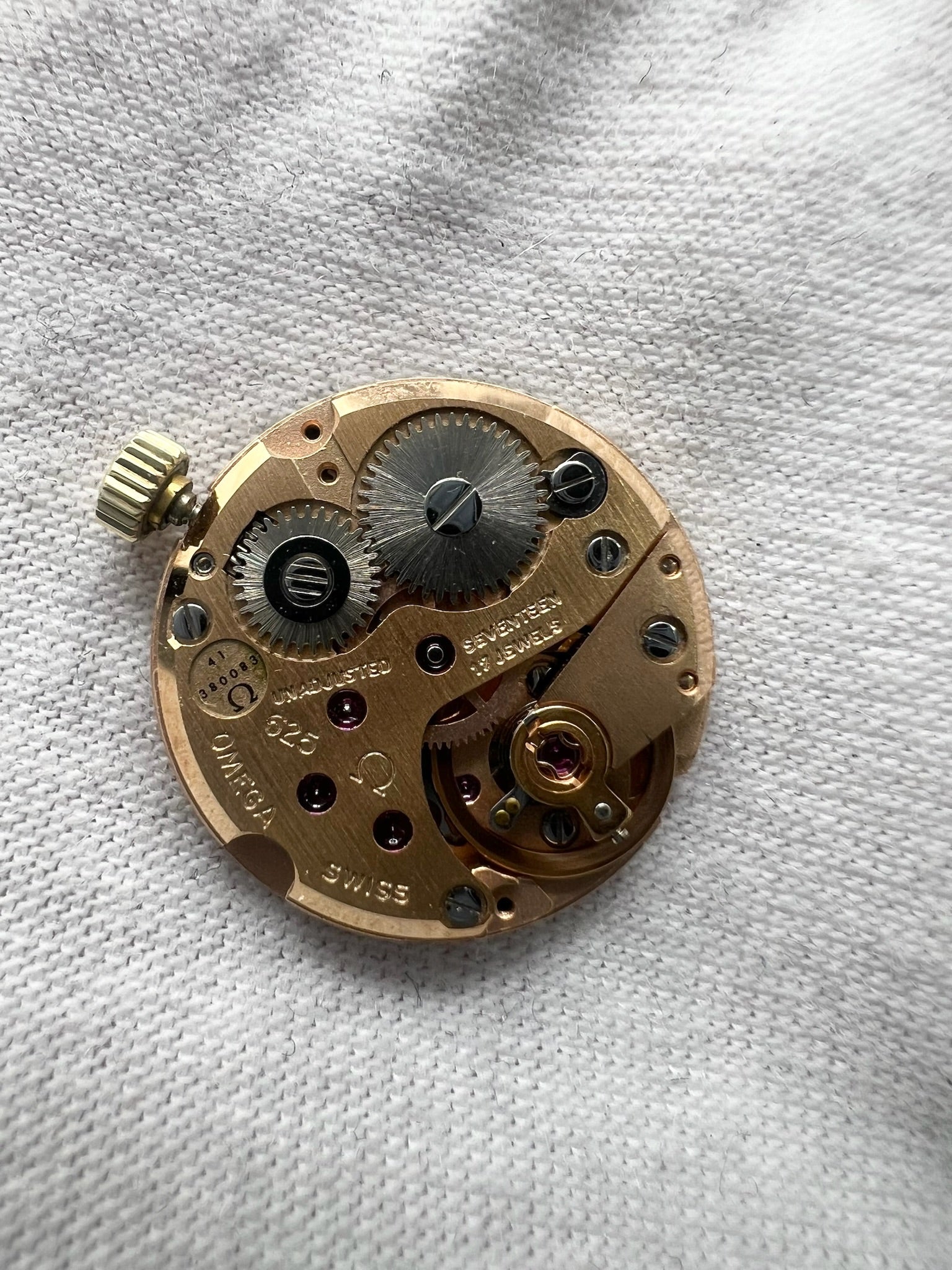 Montre Omega Genève Lady en acier avec boîtier plaqué or de 20 mm, cadran or à index bâtons, mouvement calibre 560, bracelet en cuir brun avec boucle acier. Vintage de 1978, d'occasion en bon état avec traces d'usure visibles. Verre plexiglas, modèle élégant pour femme, idéal pour collection ou usage quotidien. Livrée sans coffret ni papiers d'origine, disponible en stock à Paris.