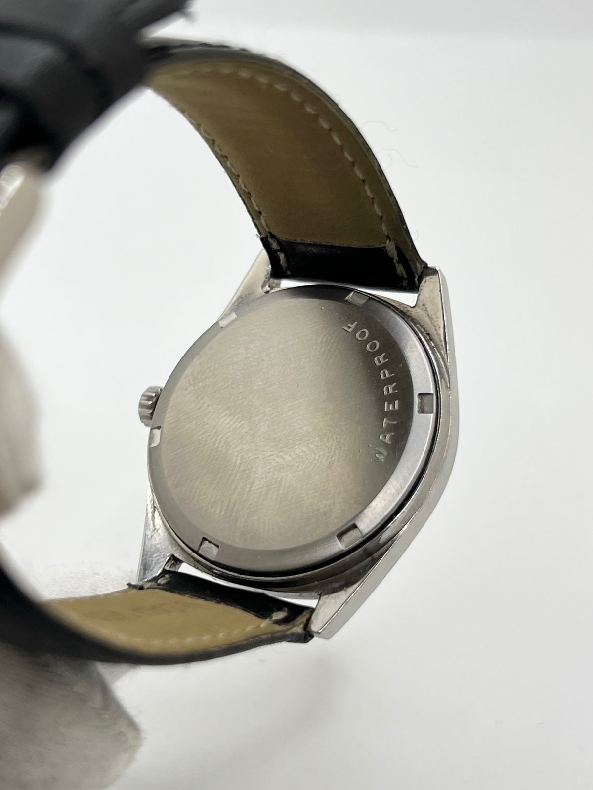 Montre Omega Genève 135.041 vintage de 1969, équipée d’un mouvement à remontage manuel avec calibre 601, offrant une réserve de marche de 48 heures. Son boîtier en acier de 34 mm est associé à un cadran argent à index bâtons, protégé par un verre Plexiglas. Cette Omega Genève est montée sur un bracelet noir en cuir de vache avec boucle ardillon en acier. En bon état, elle présente des traces d’usure visibles.