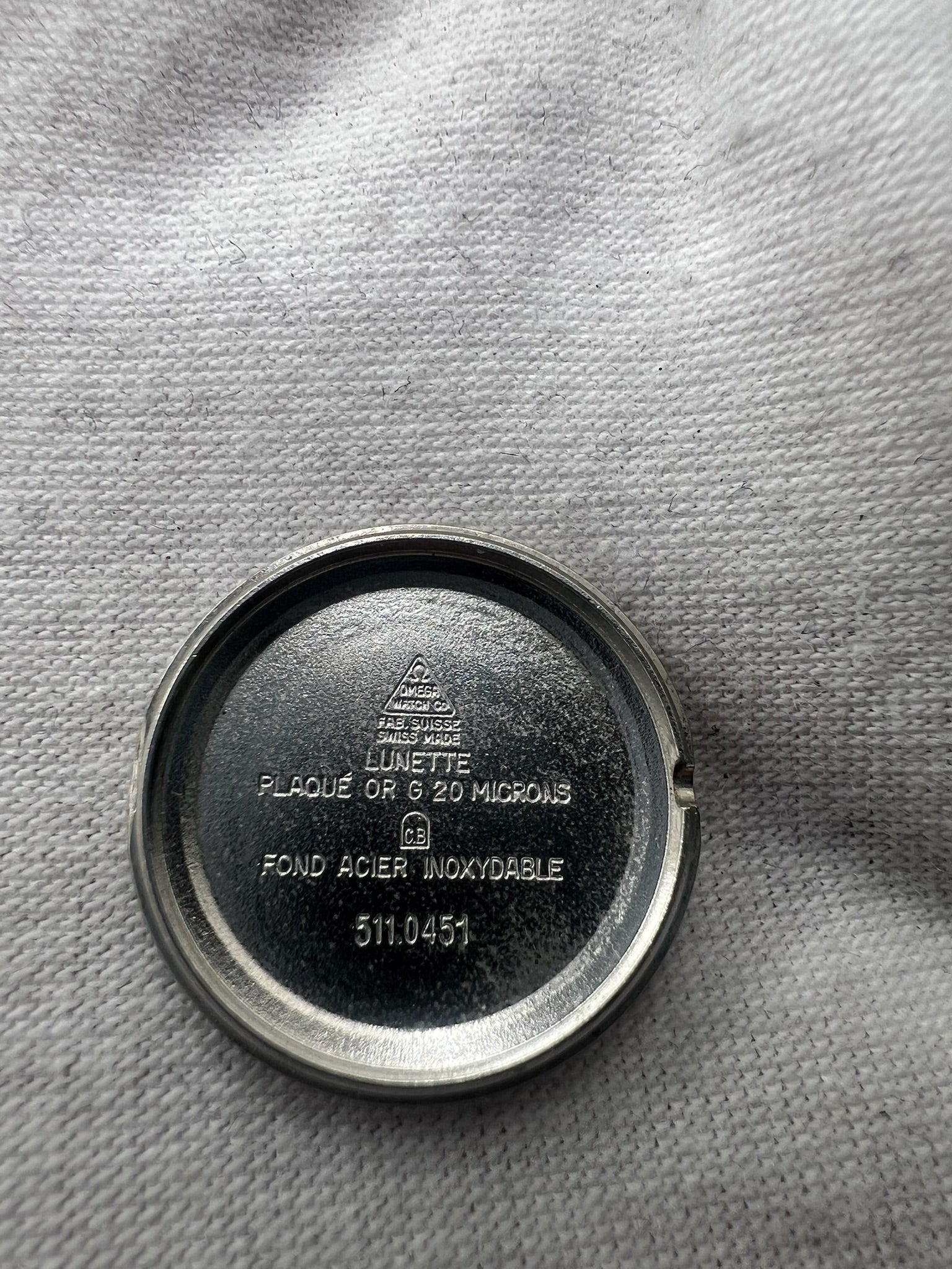 Montre Omega Genève Lady en acier avec boîtier plaqué or de 20 mm, cadran or à index bâtons, mouvement calibre 560, bracelet en cuir brun avec boucle acier. Vintage de 1978, d'occasion en bon état avec traces d'usure visibles. Verre plexiglas, modèle élégant pour femme, idéal pour collection ou usage quotidien. Livrée sans coffret ni papiers d'origine, disponible en stock à Paris.