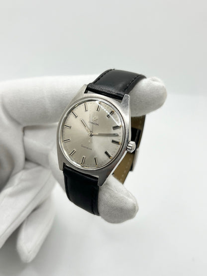 Montre Omega Genève 135.041 vintage de 1969, équipée d’un mouvement à remontage manuel avec calibre 601, offrant une réserve de marche de 48 heures. Son boîtier en acier de 34 mm est associé à un cadran argent à index bâtons, protégé par un verre Plexiglas. Cette Omega Genève est montée sur un bracelet noir en cuir de vache avec boucle ardillon en acier. En bon état, elle présente des traces d’usure visibles.