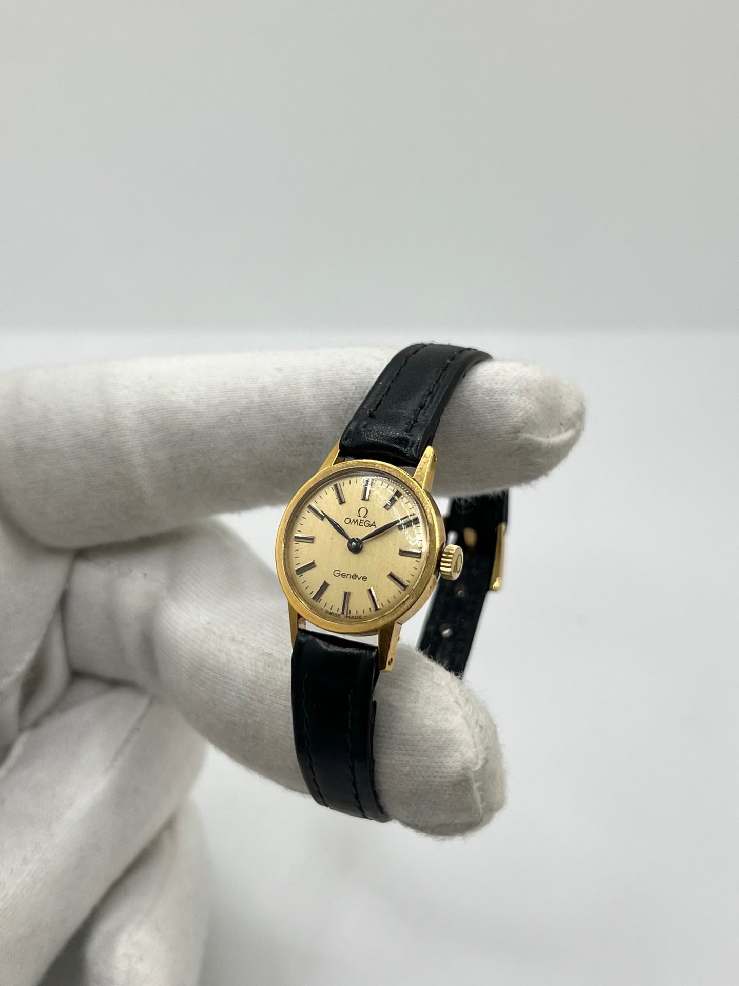 Montre Omega Genève référence 511.0451 pour femme, fabriquée en 1969, avec boîtier en acier de 17 mm et mouvement à remontage manuel. Son élégant cadran argent apporte une touche vintage intemporelle, protégé par un boîtier sobre et raffiné. Elle est montée sur un bracelet en cuir noir avec boucle ardillon en acier. Cette montre Omega d'occasion est en très bon état, révisée en interne et constitue une pièce de collection idéale pour les amateurs d'horlogerie vintage.