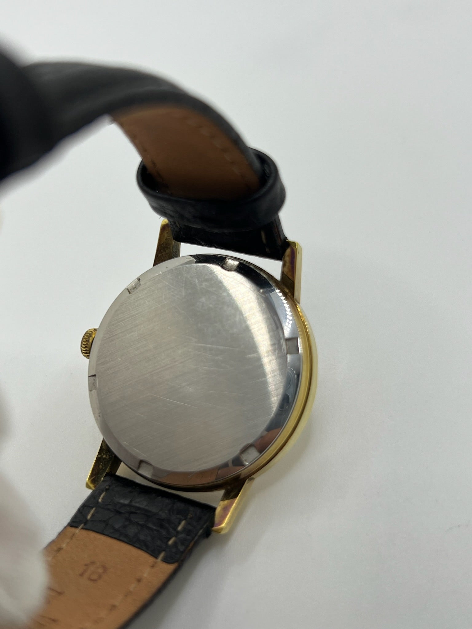 Montre Omega Genève vintage de 35 mm associant or et acier, au design classique et élégant. Cadran doré sobre offrant une lecture claire, complété par un affichage de la date. Boîtier équilibré et proportions harmonieuses, animé par un mouvement mécanique à remontage manuel révisé en interne. Bracelet en cuir noir apportant contraste et confort au poignet. Modèle en bon état d’usage, présentant des traces d’usure visibles telles que rayures, éraflures et petites marques liées à son âge et à son histoire.