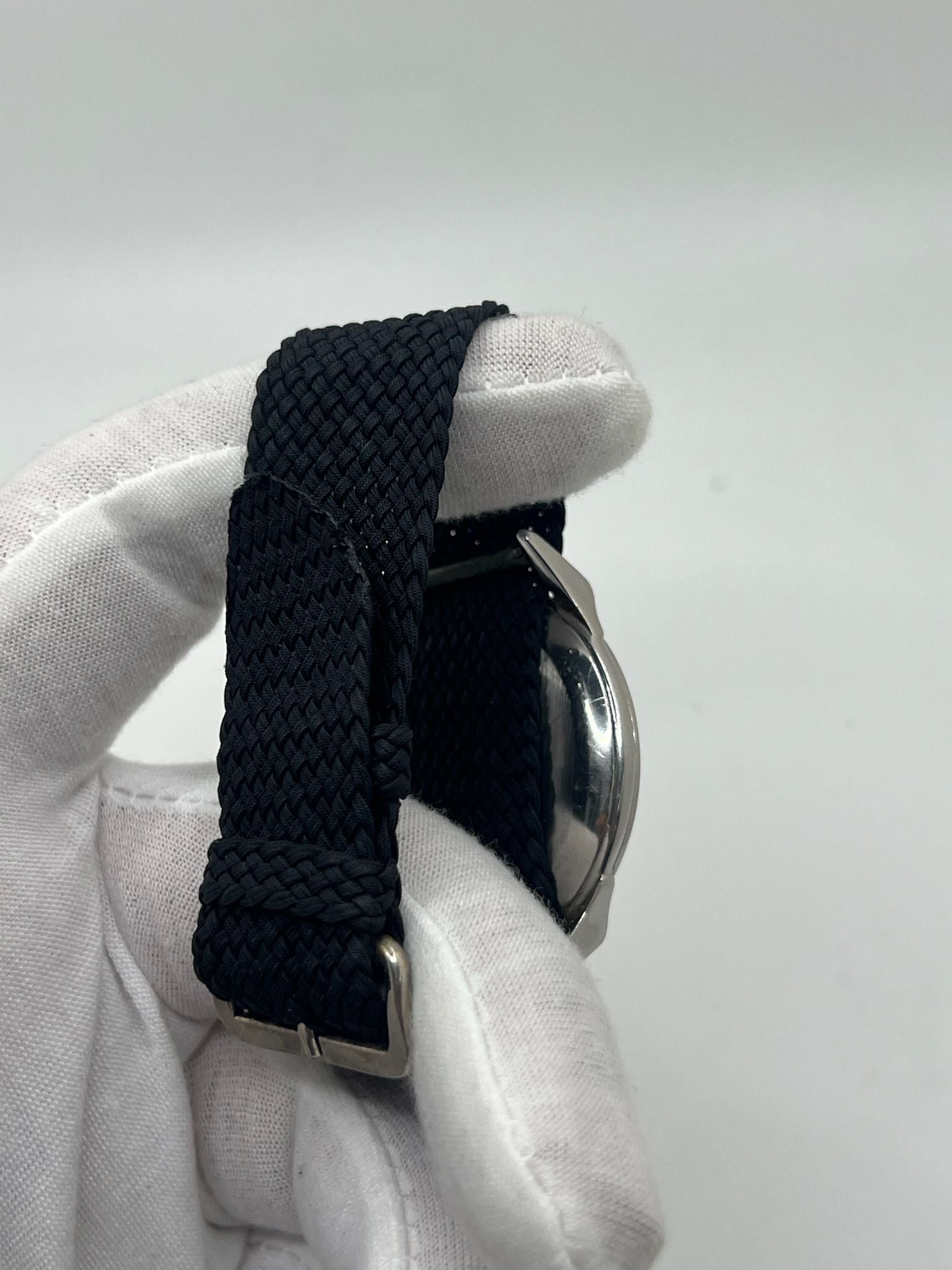 Montre Omega Classic Jumbo 2603-12 rare, modèle vintage des années 1950 avec boîtier oversize en acier de 37,5 mm. Mouvement mécanique à remontage manuel calibre 266. Cadran argenté à chiffres arabes avec petite seconde. Pièce recherchée par les collectionneurs pour son design intemporel et son format hors norme. Montre homme/unisexe, en bon état de fonctionnement, révisée en juillet 2025.