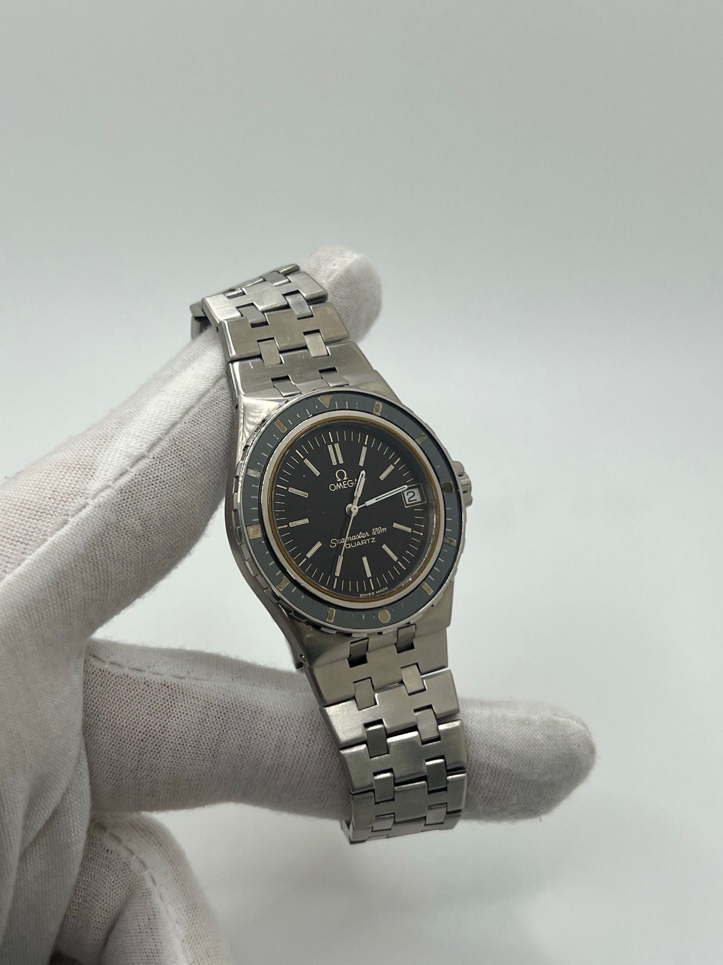 Montre de plongée vintage Omega Seamaster Jacques Mayol 120 référence 396.0900 en acier, équipée d’un mouvement quartz calibre 1337. Modèle de collection rare avec cadran noir, boîtier de 37 mm et bracelet acier. Montre iconique des années 1980, appréciée des amateurs de montres de plongée pour son style classique et son histoire liée à l’apnéiste Jacques Mayol.