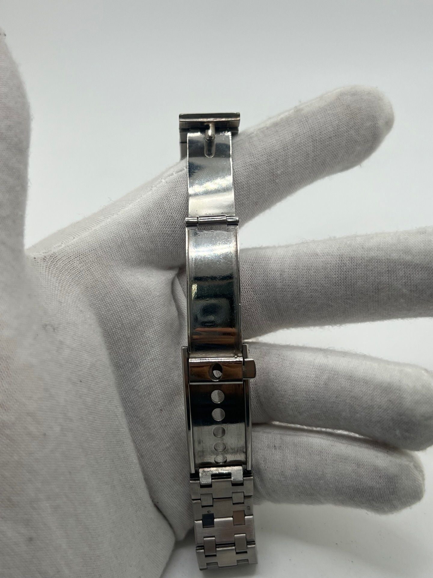 Montre de plongée vintage Omega Seamaster Jacques Mayol 120 référence 396.0900 en acier, équipée d’un mouvement quartz calibre 1337. Modèle de collection rare avec cadran noir, boîtier de 37 mm et bracelet acier. Montre iconique des années 1980, appréciée des amateurs de montres de plongée pour son style classique et son histoire liée à l’apnéiste Jacques Mayol.